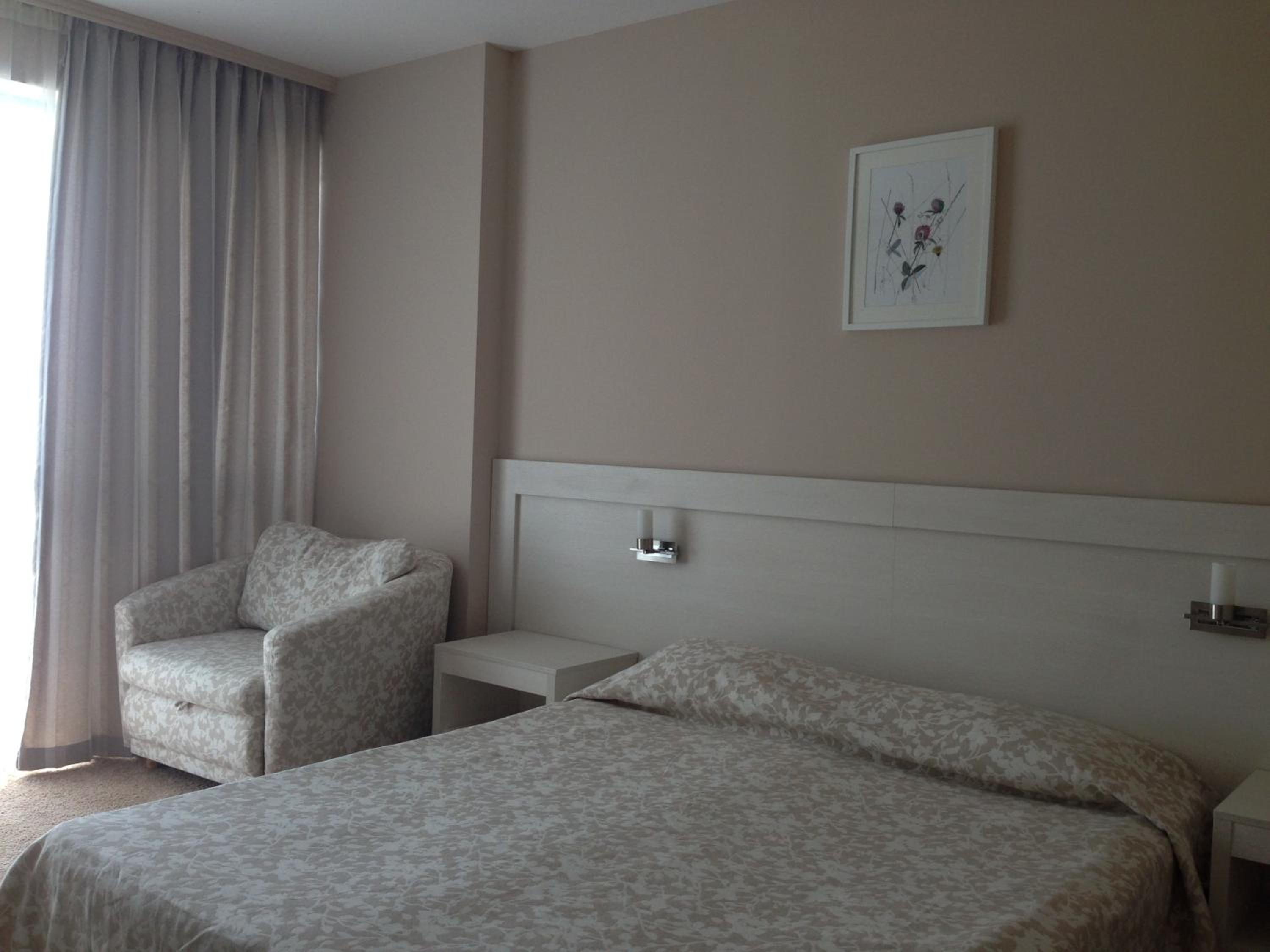 Double or Twin Room with Balcony and Sea View (2 Adults + 1 Child) - Photo 3