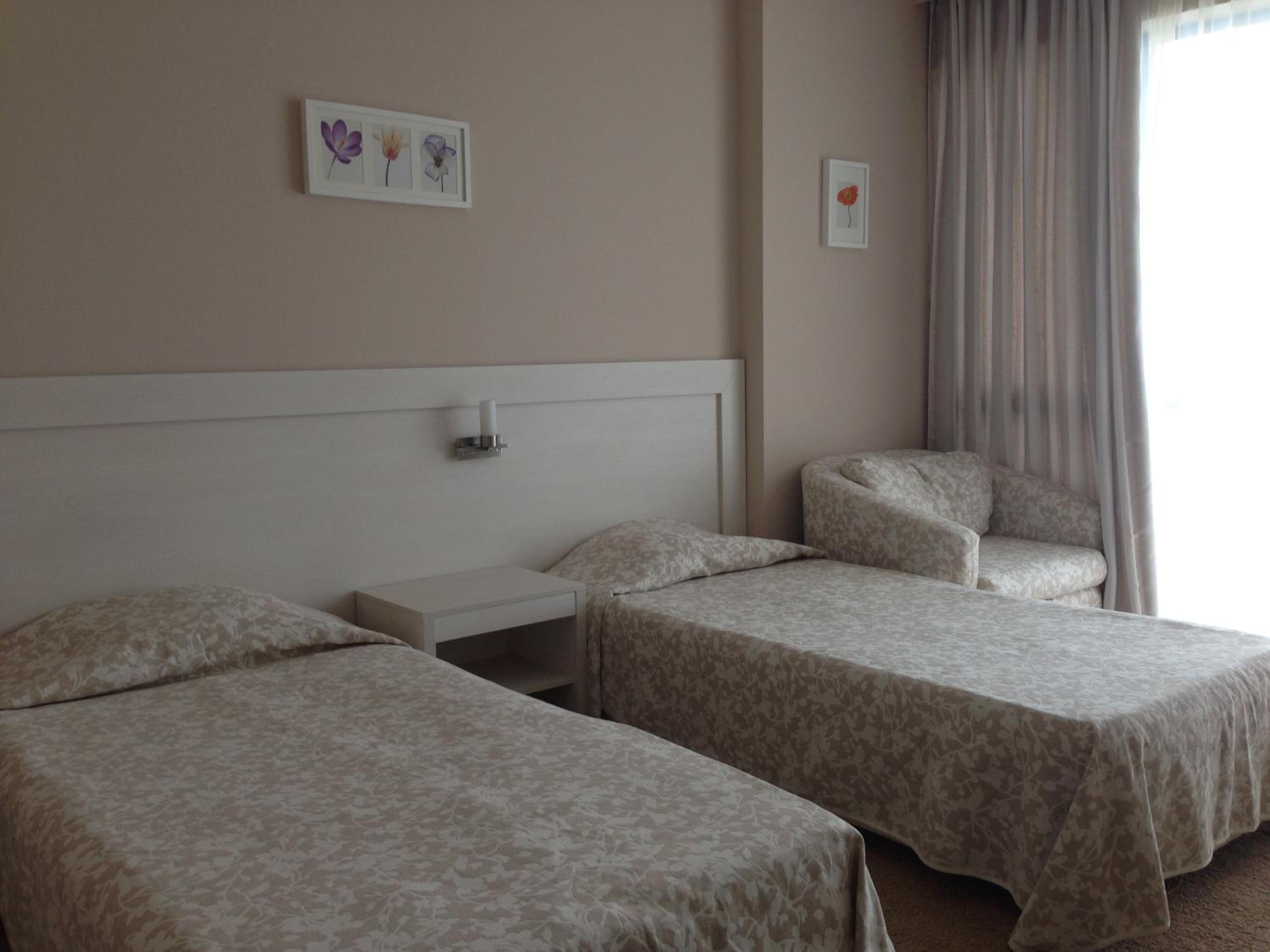 Double or Twin Room with Balcony and Sea View (2 Adults + 1 Child) - Photo 4