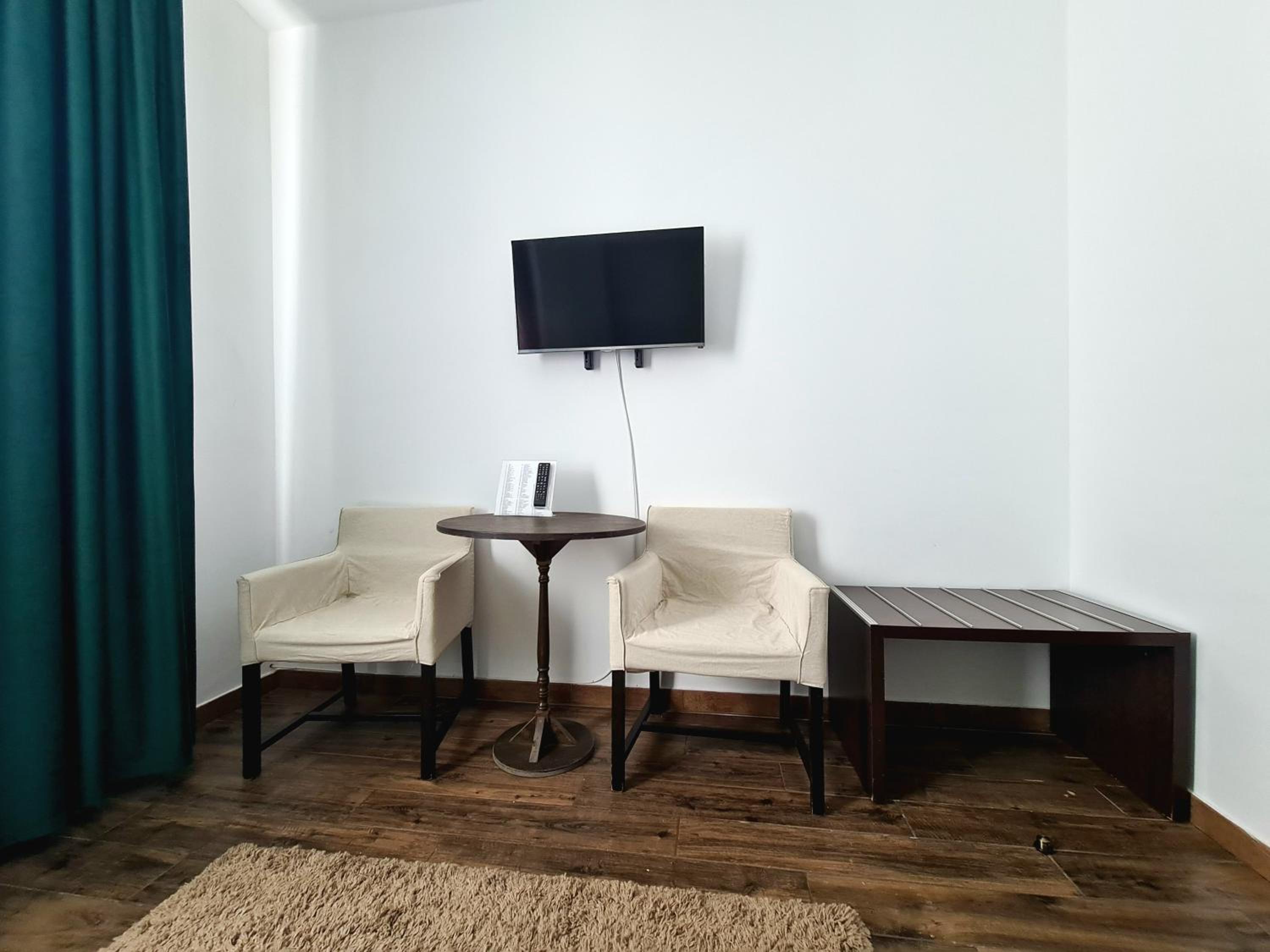 Superior Family Room - Photo 2