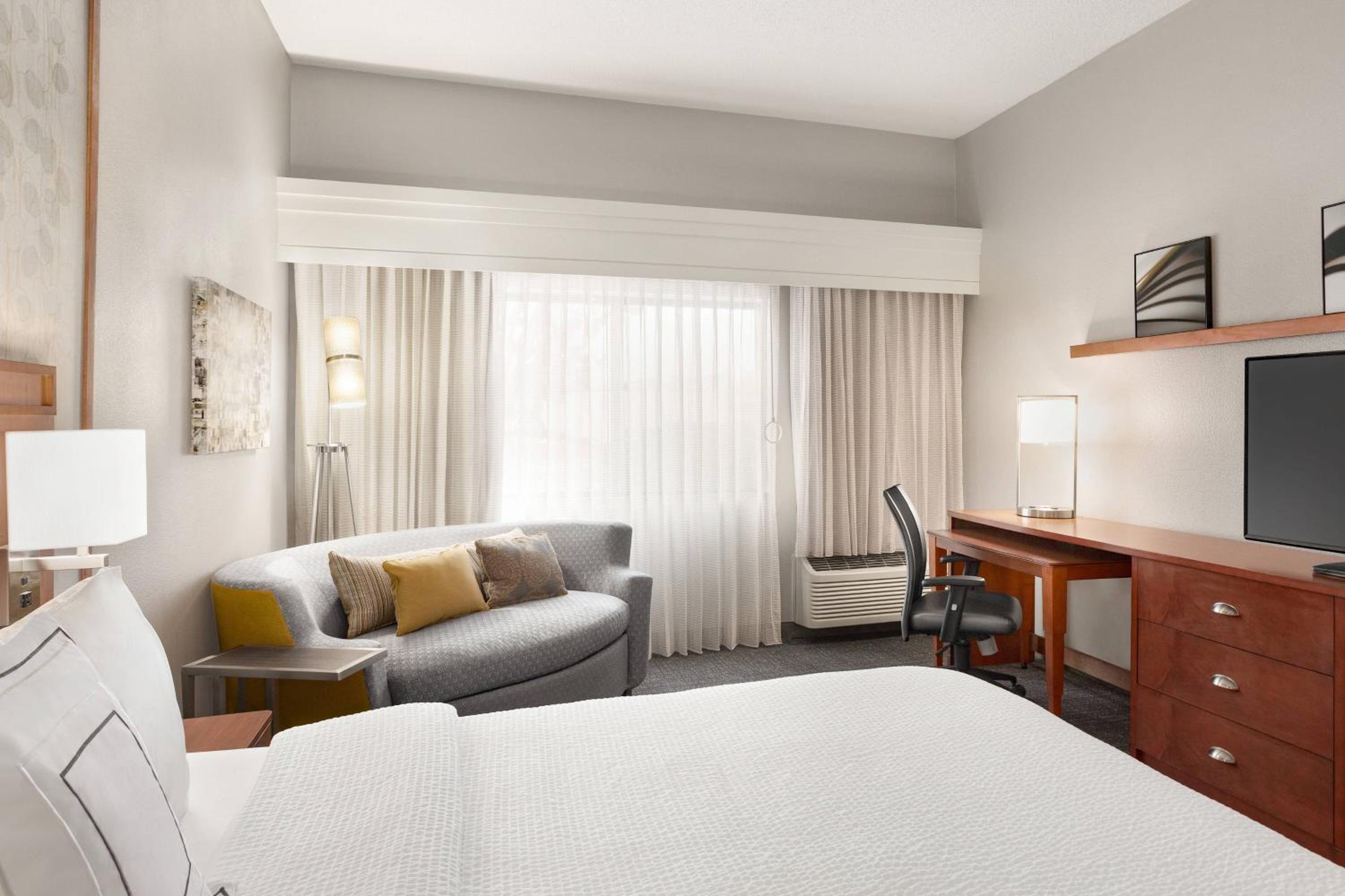 King Room with Sofa Bed - Photo 7