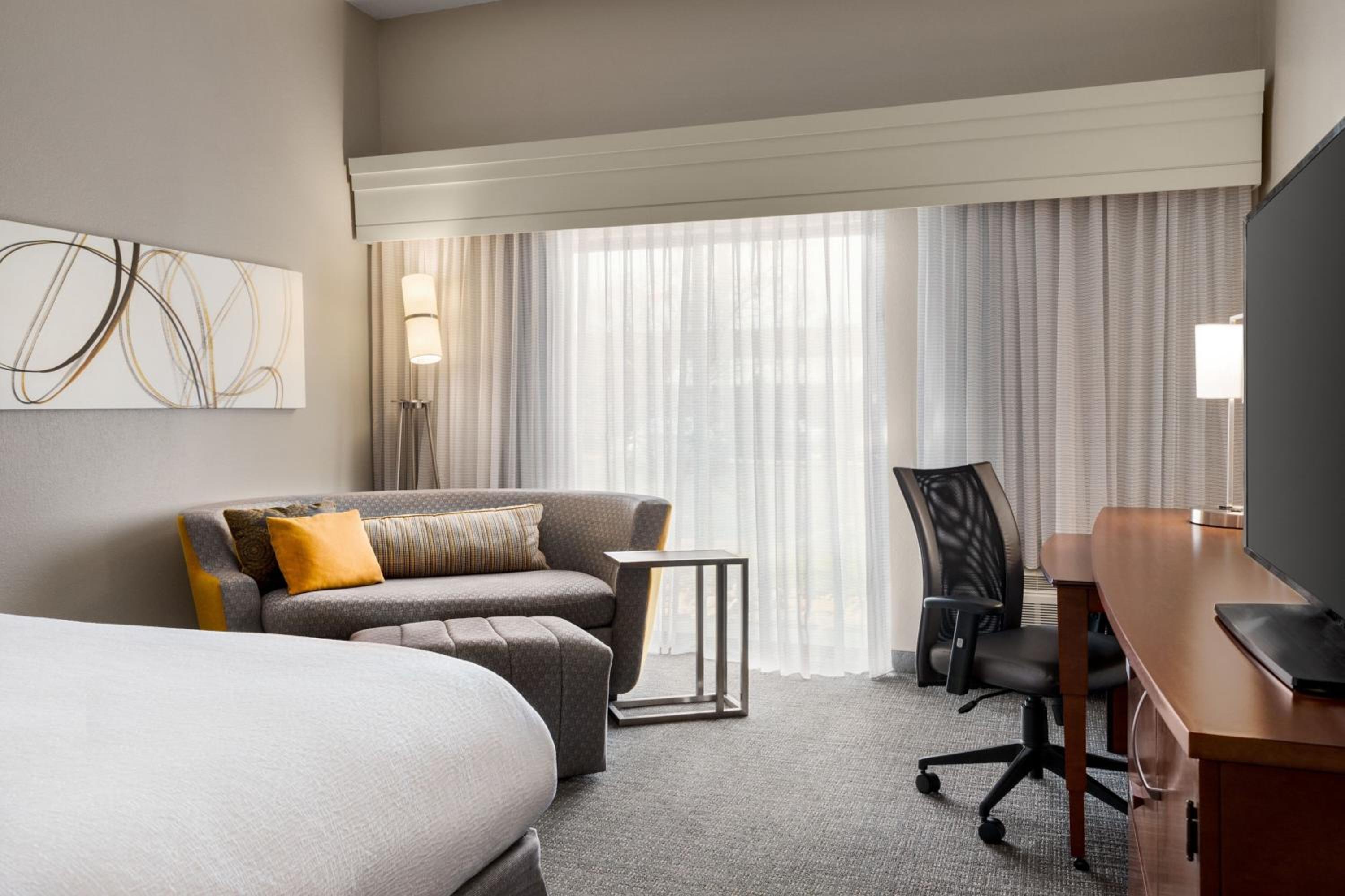 King Room with Sofa Bed - Photo 8