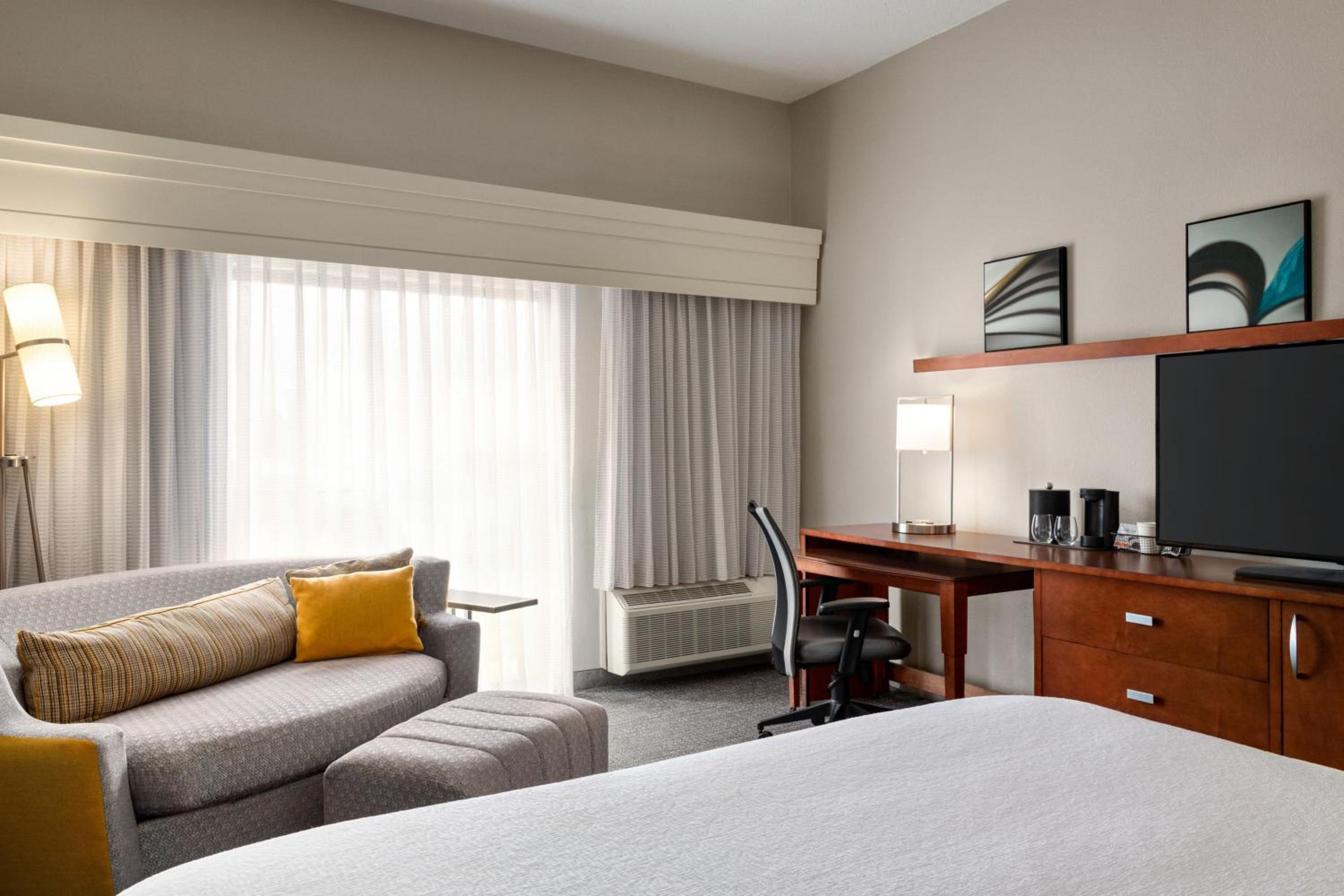 King Room with Sofa Bed - Photo 6