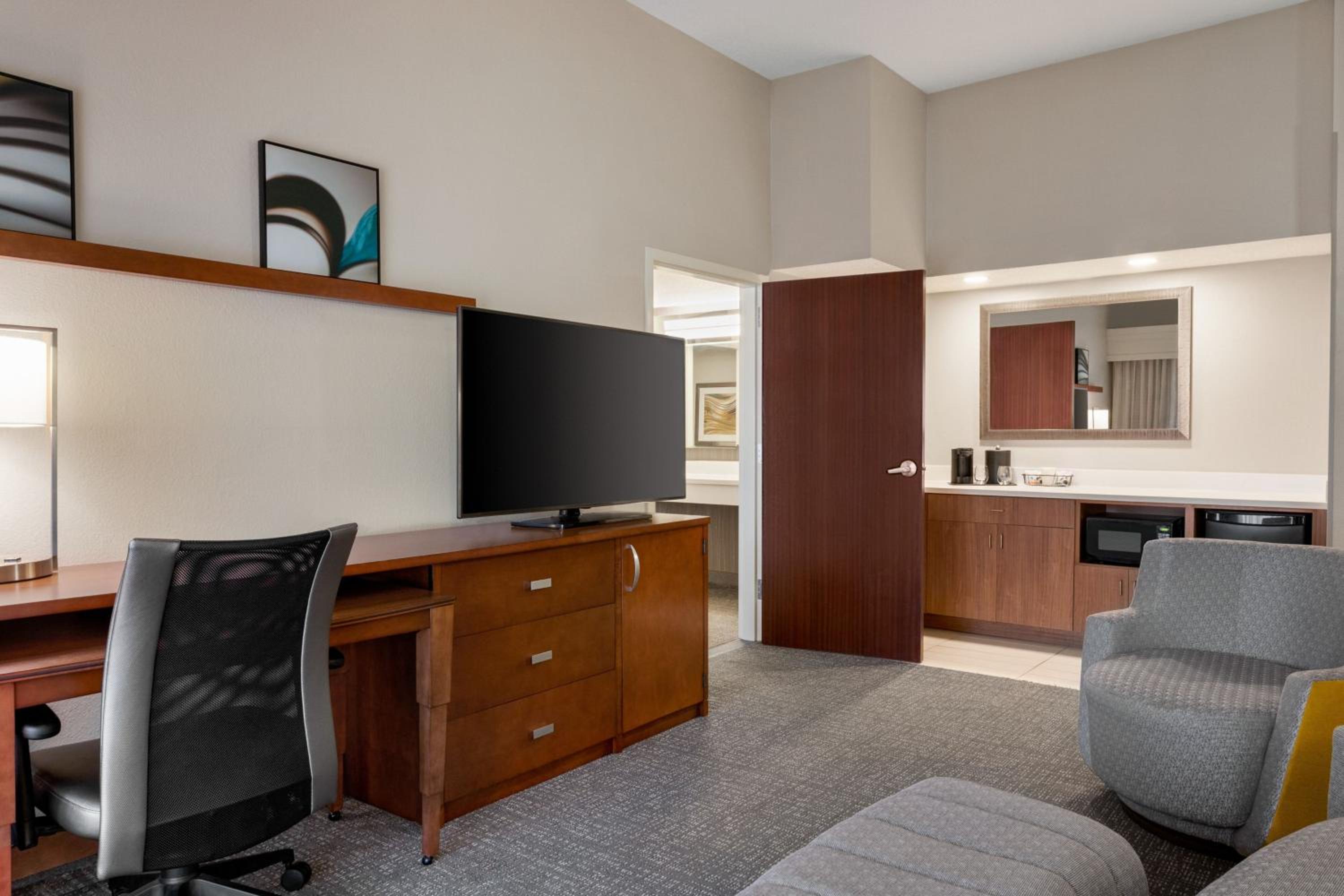 One-Bedroom King Suite with Sofa Bed and Courtyard View photo 3