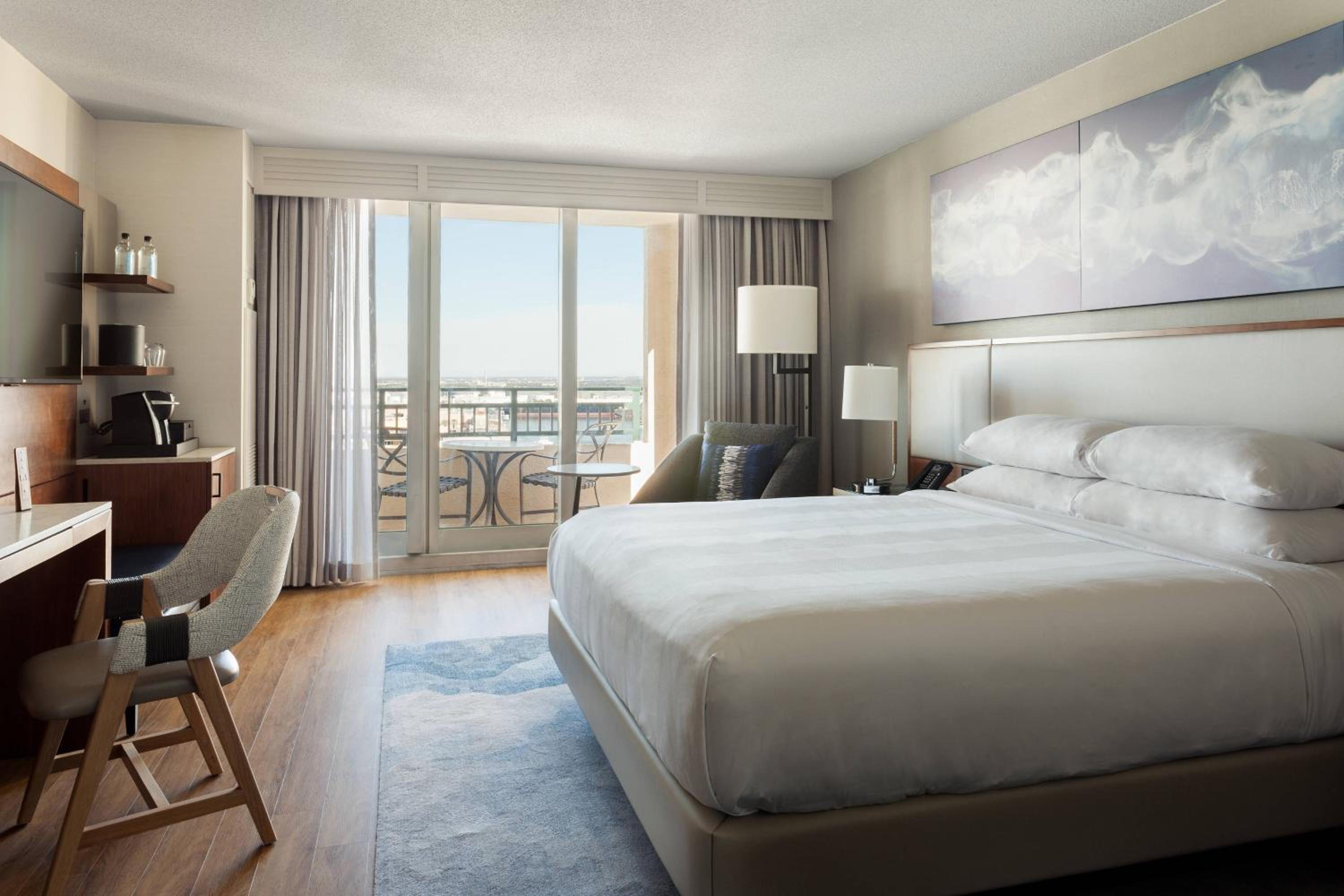 King Bed - Concierge Lounge Access  - Photo 4