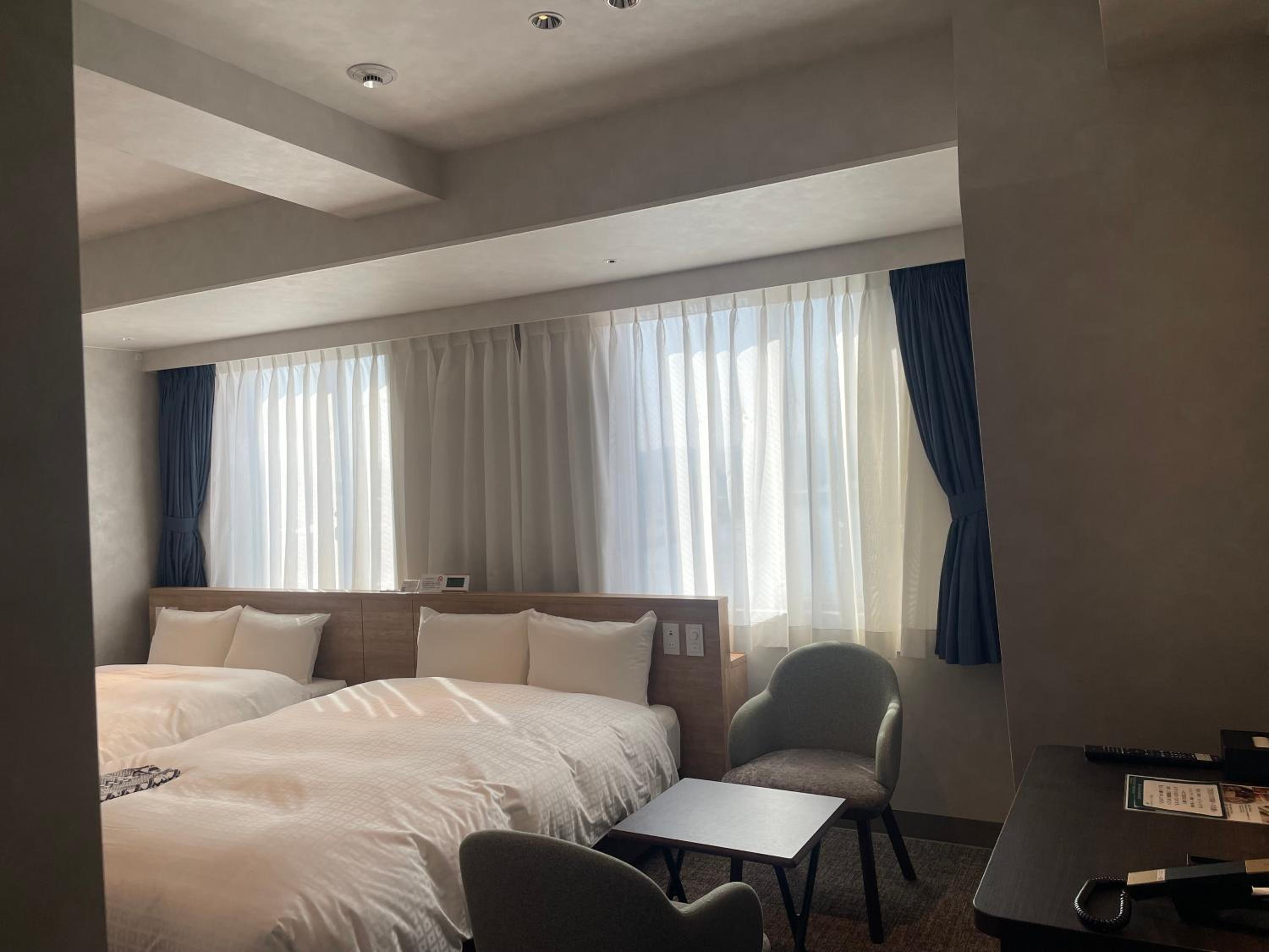 Twin Room with Lake View - Photo 3