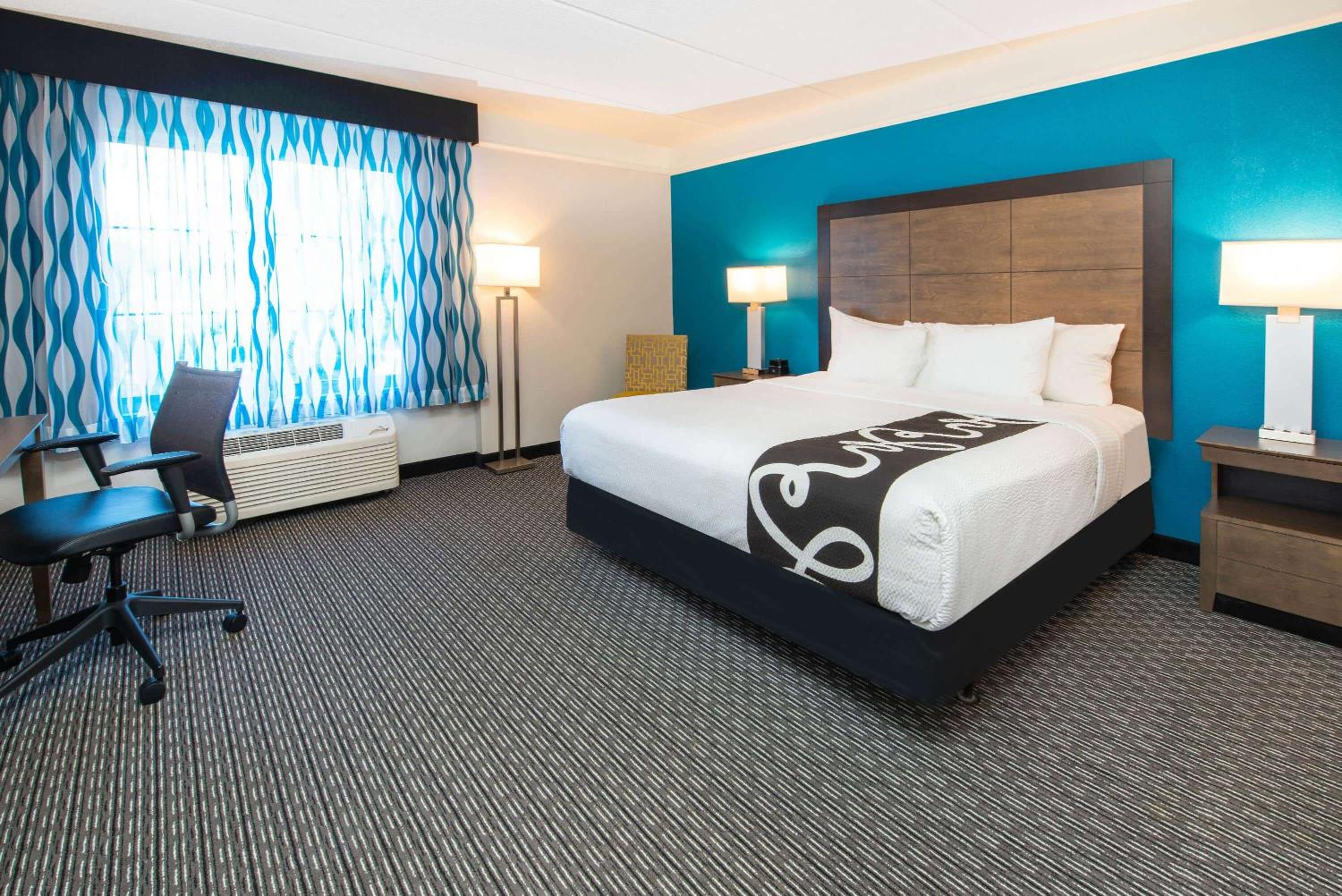 King Room with Roll-In Shower - Mobility/Hearing Accessible - Non-Smoking - Photo 3