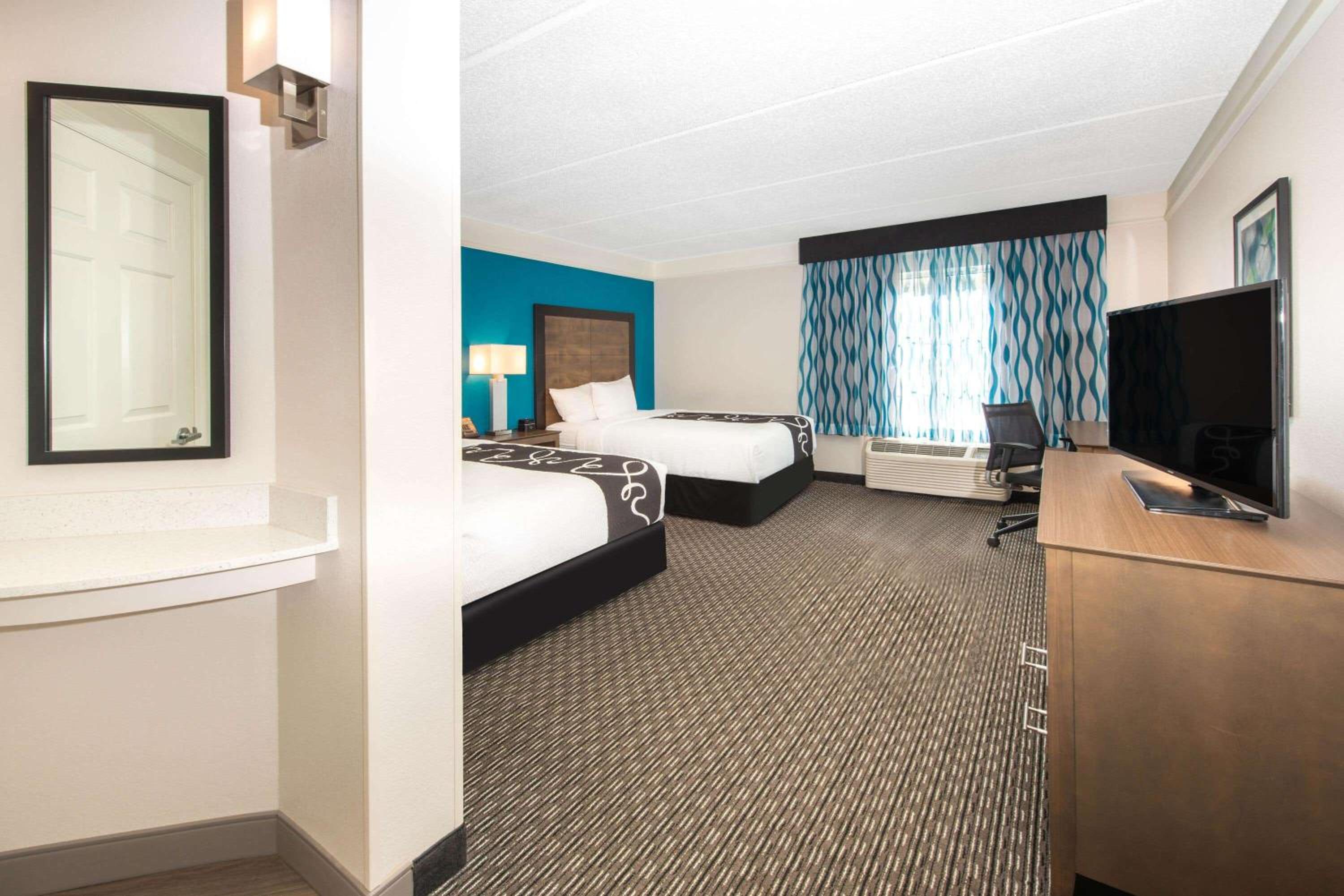 Double Room with Two Double Beds and Roll-In Shower - Mobility/Hearing Accessible - Non-Smoking - Photo 3