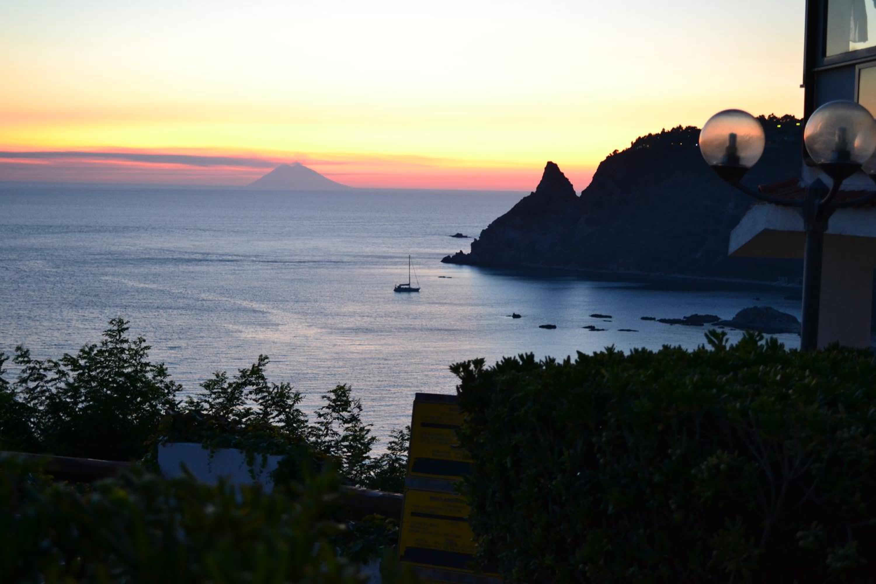 Deluxe Double Room with Balcony and Sea View - Photo 8