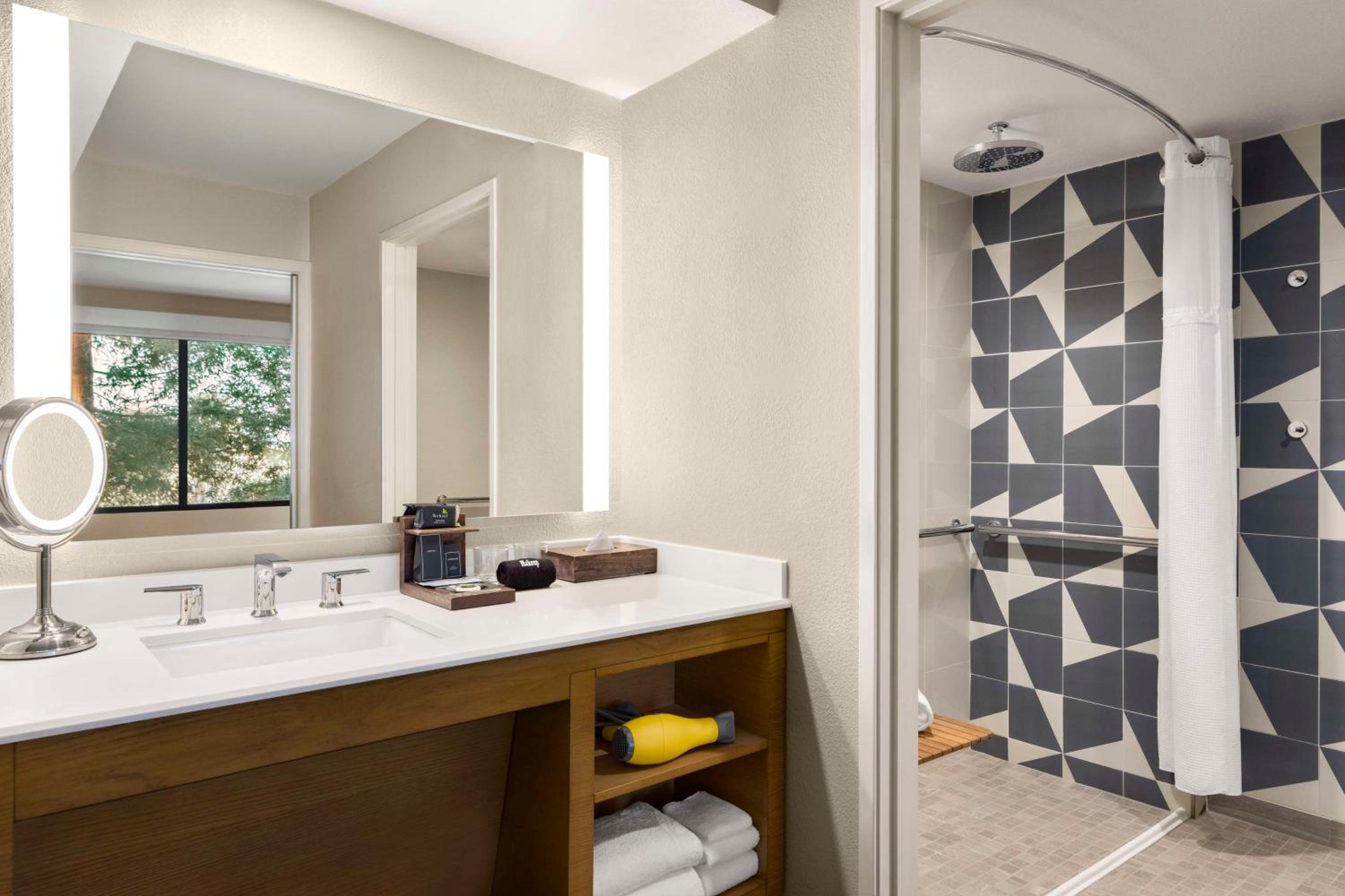 King Suite with Roll-In Shower - Disability Access - Photo 2
