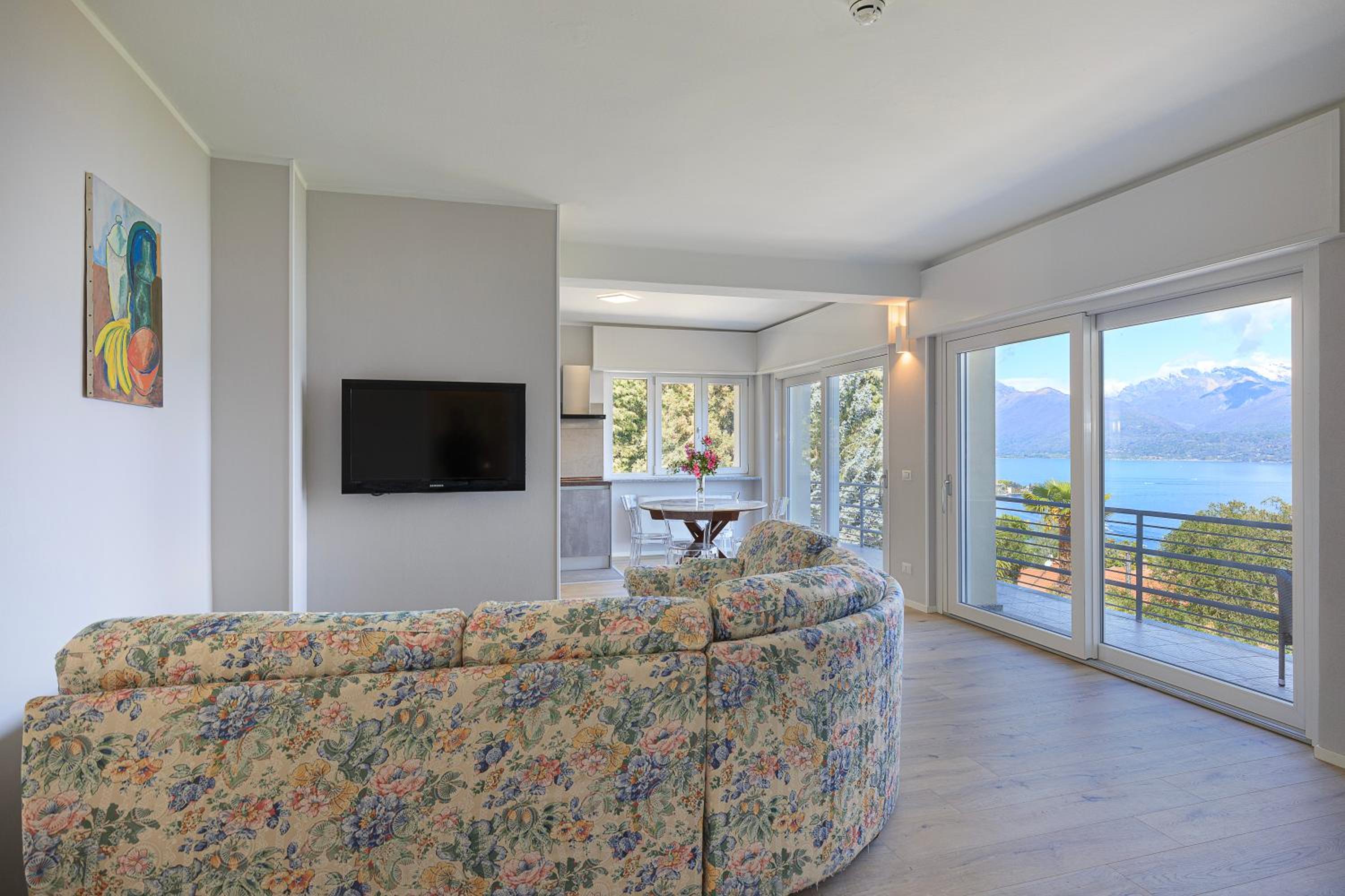 Apartment with Lake View