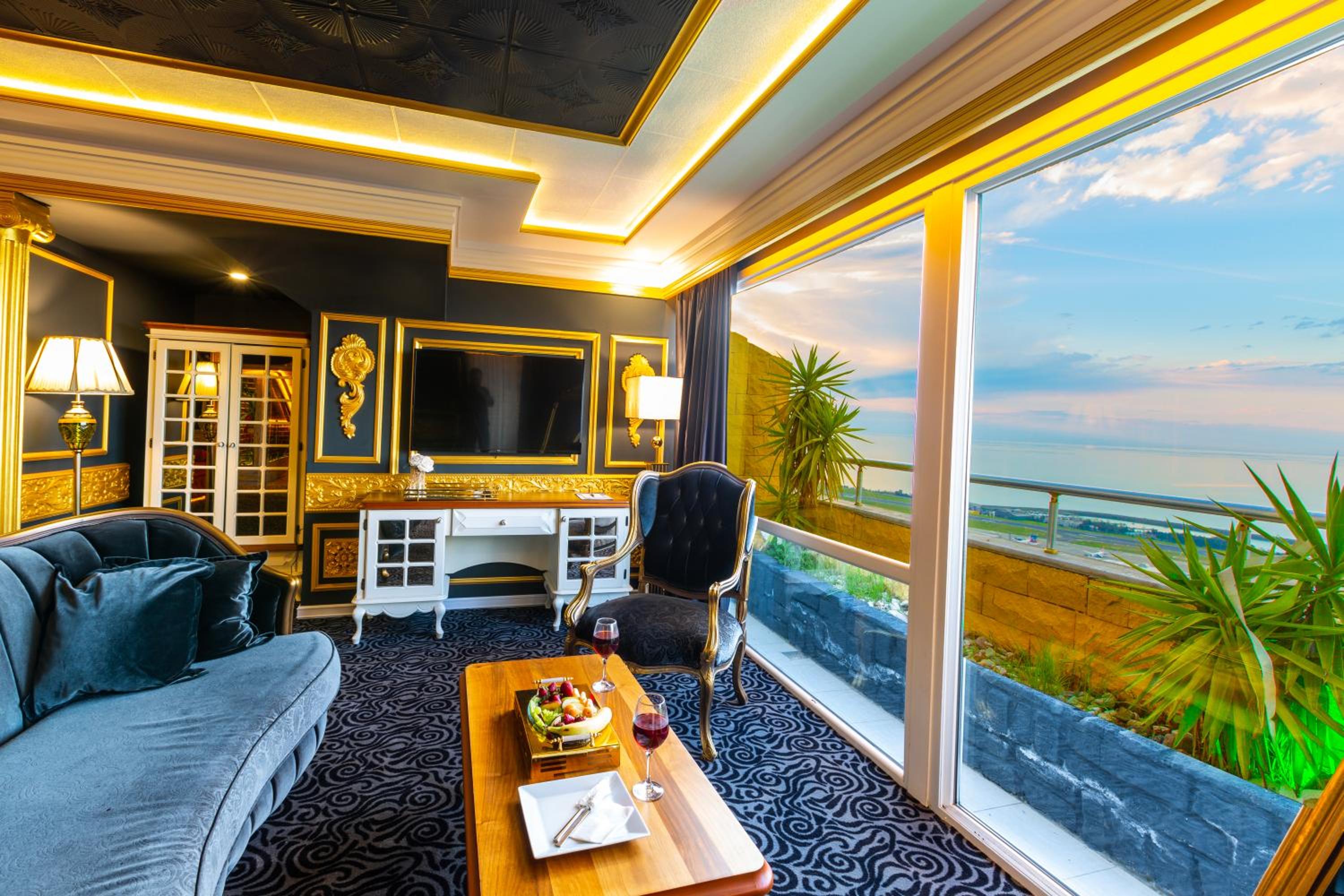 Penthouse Suite with Hot Tub and Panoramic Sea View