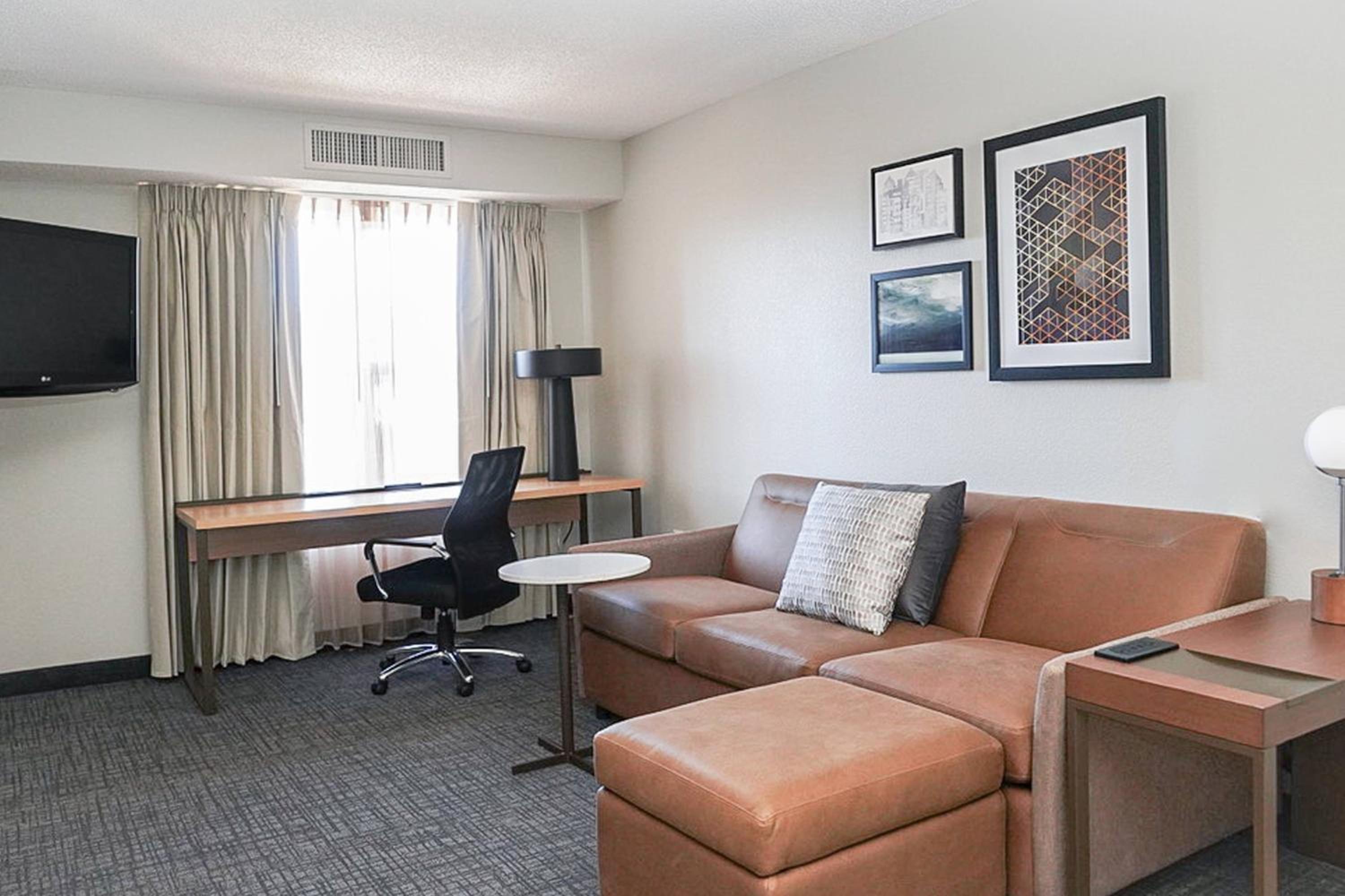 One-Bedroom Suite with Sofa Bed and Mountain View photo 3