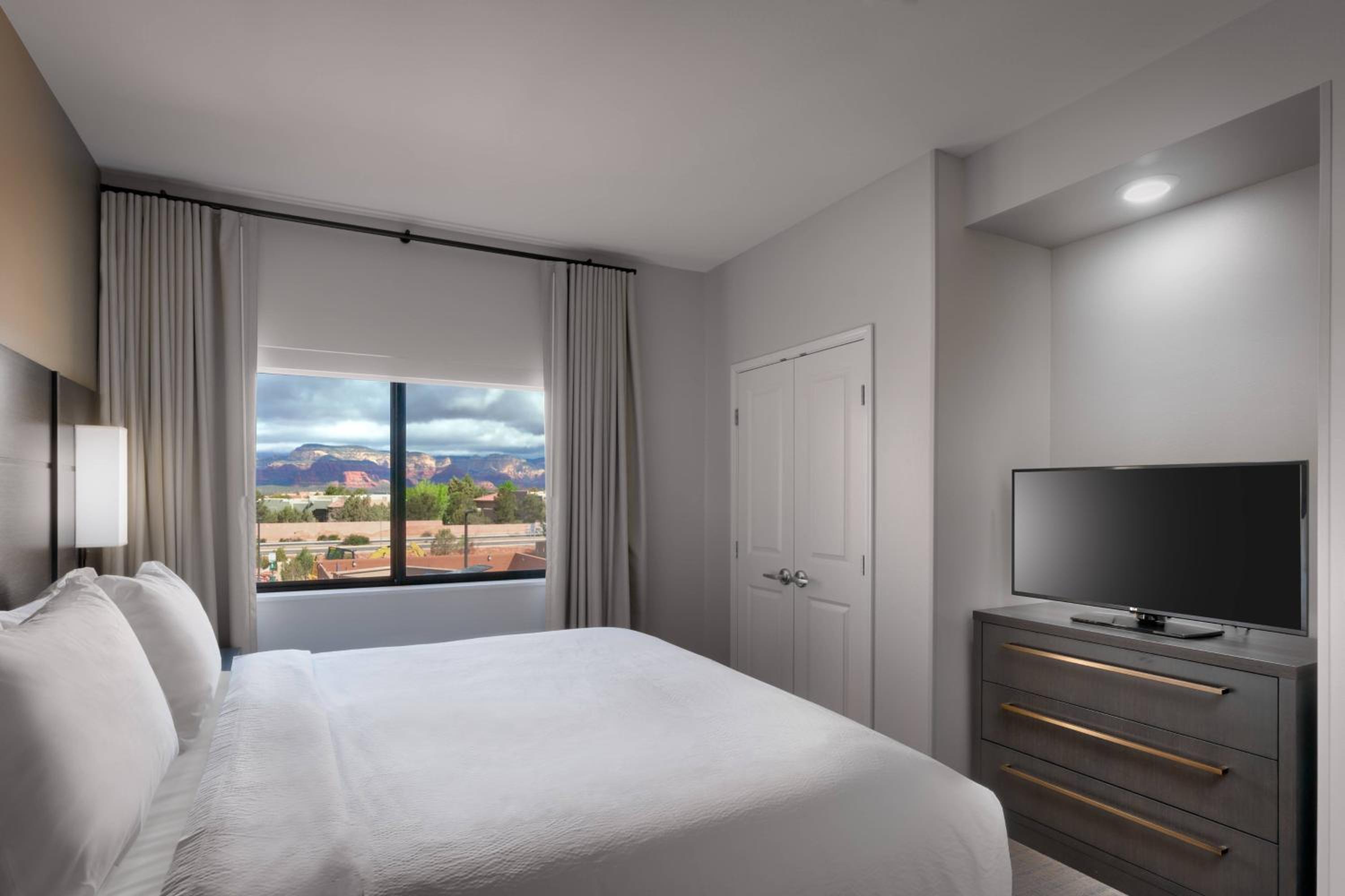 One-Bedroom Suite - Photo 6