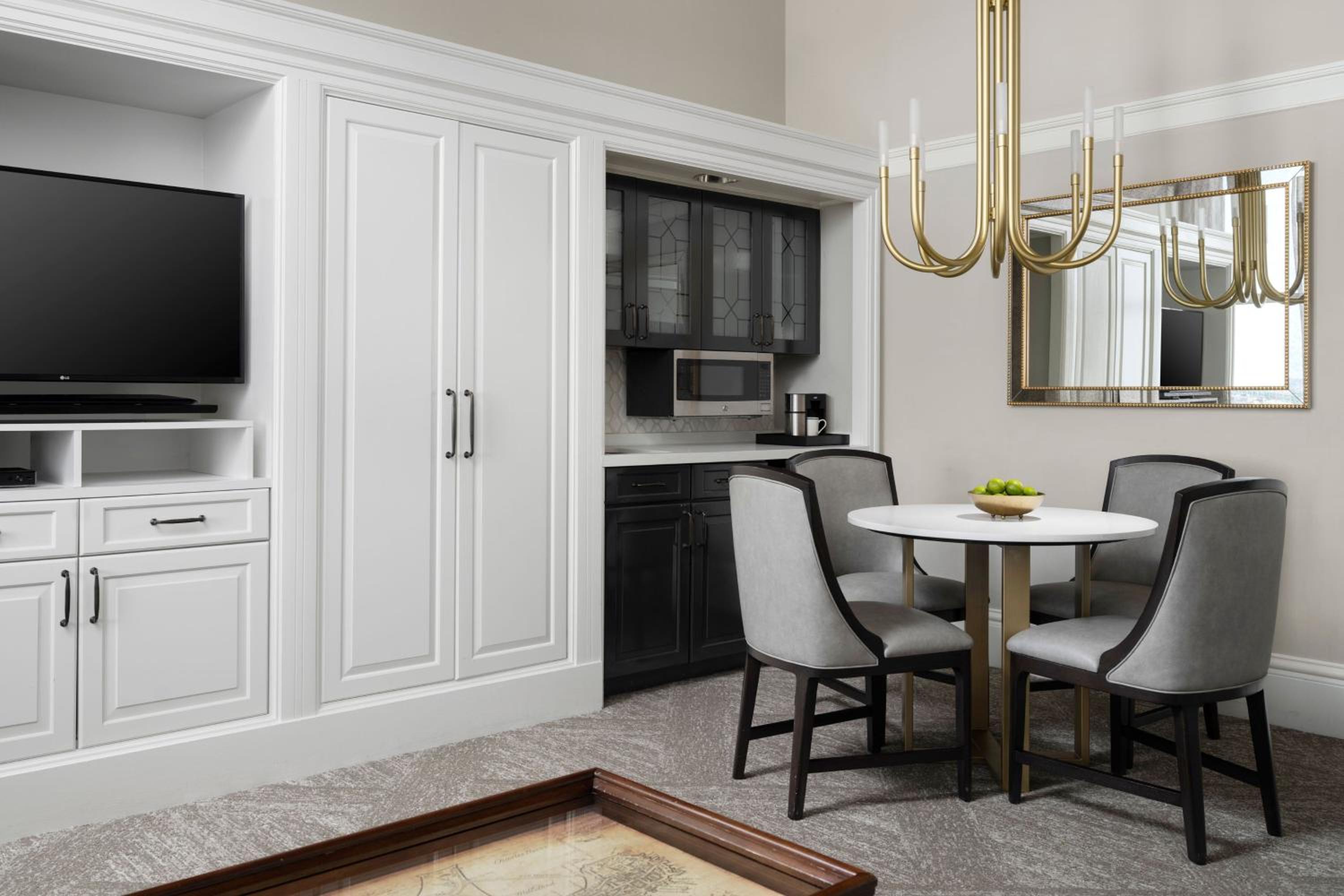 One-Bedroom Suite - Photo 2