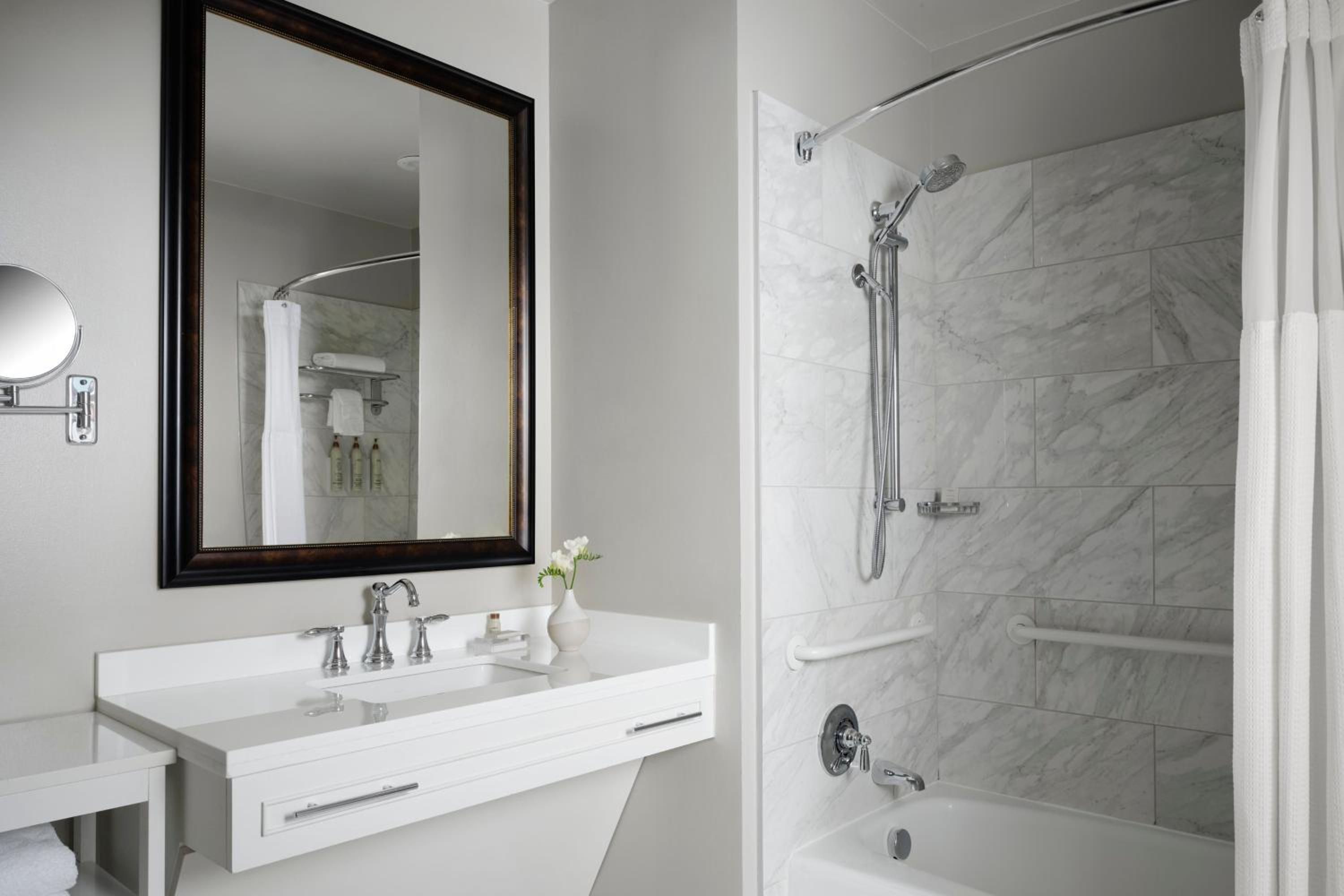 One-Bedroom Suite - Photo 4