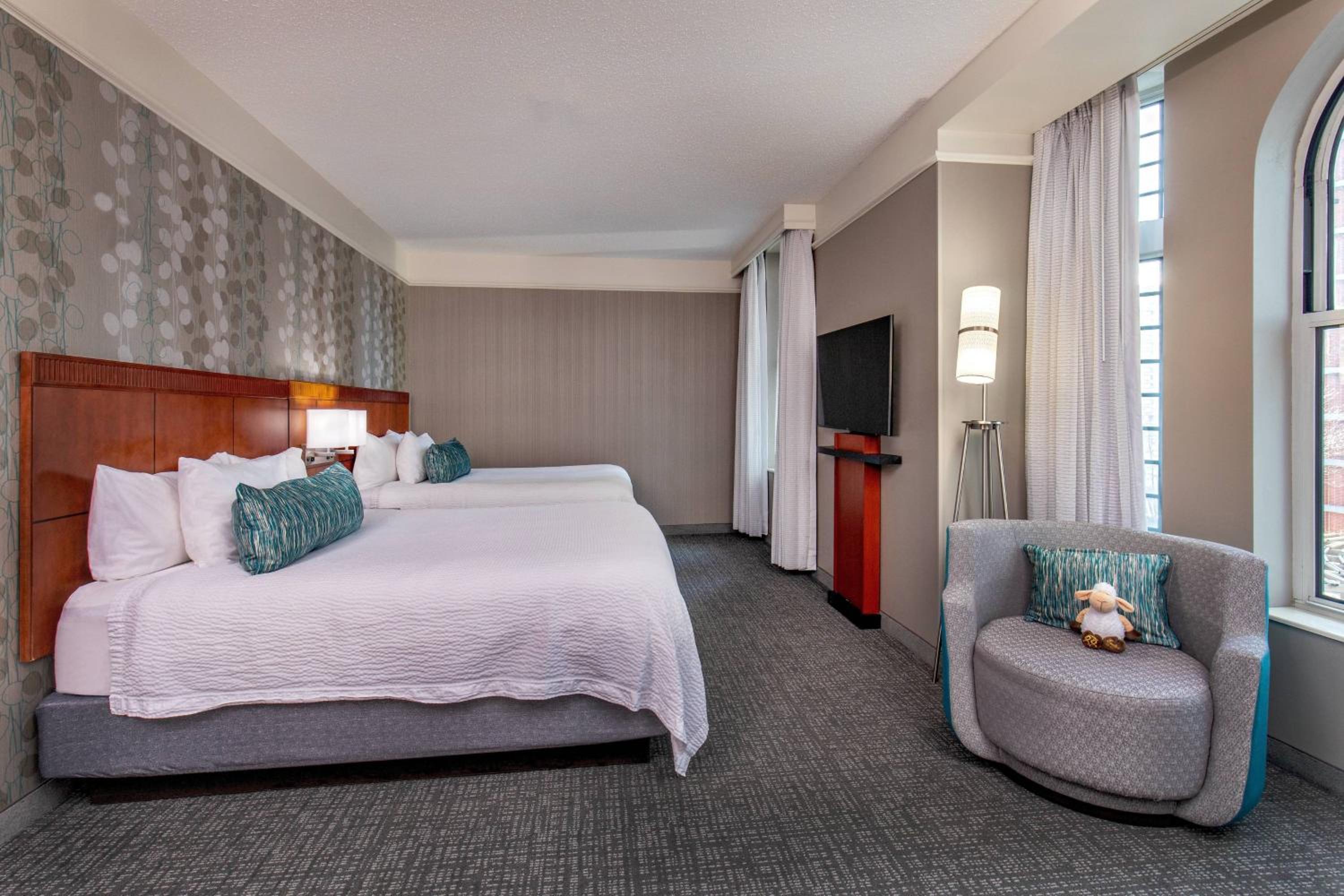 Queen Room with Two Queen Beds - Photo 2