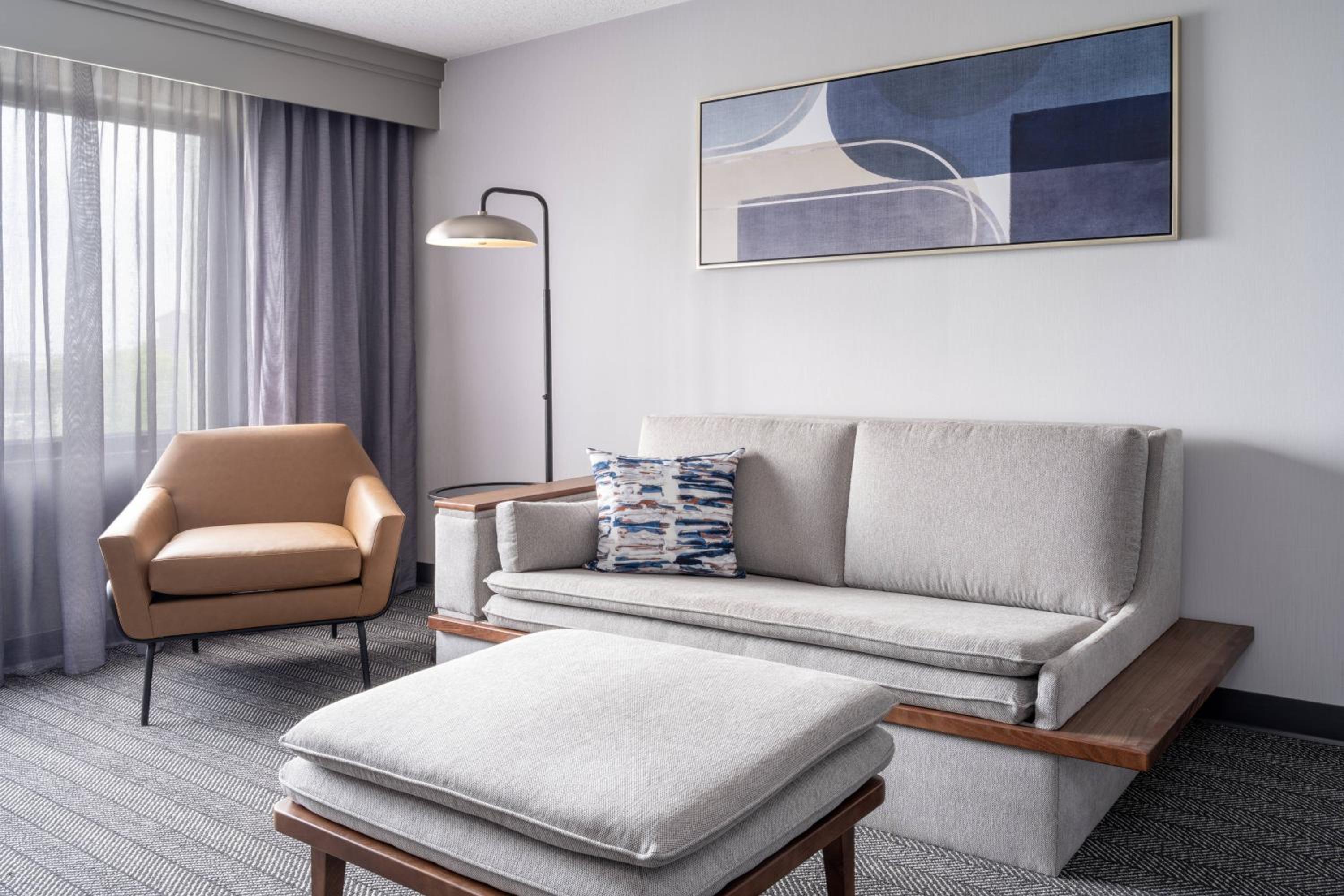 King Room with Sofa Bed - Photo 3