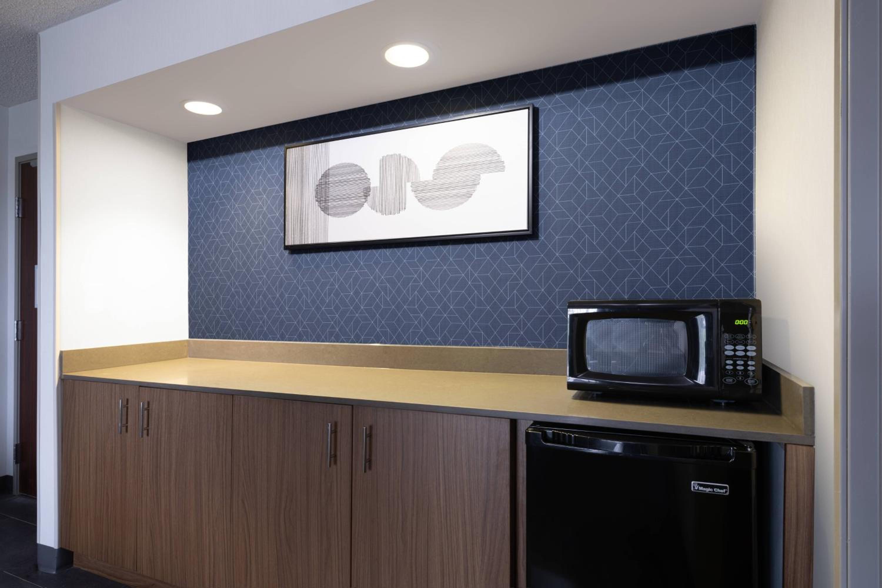 King Suite with Balcony - Photo 4