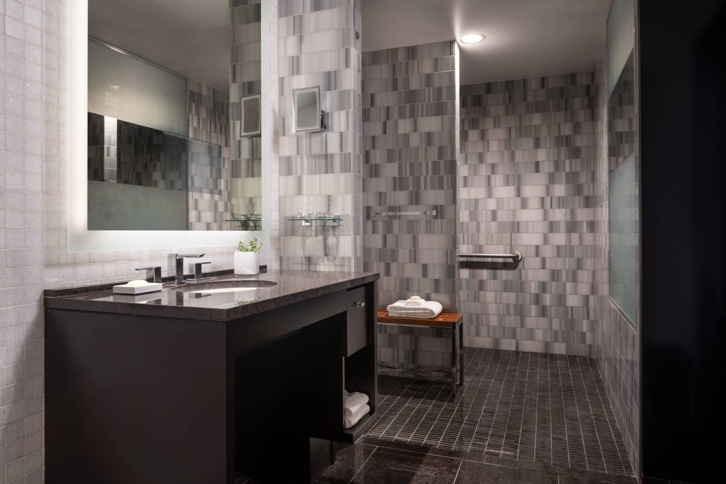 Deluxe Queen, Guest room, 2 Queen, City view