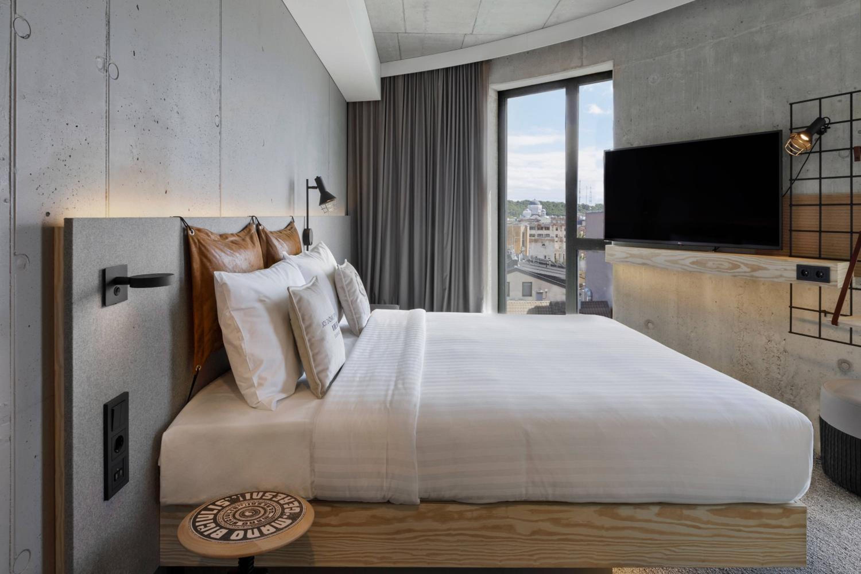 Moxy Superior Sleeper, Guest room, 1 Queen, City view - Photo 1