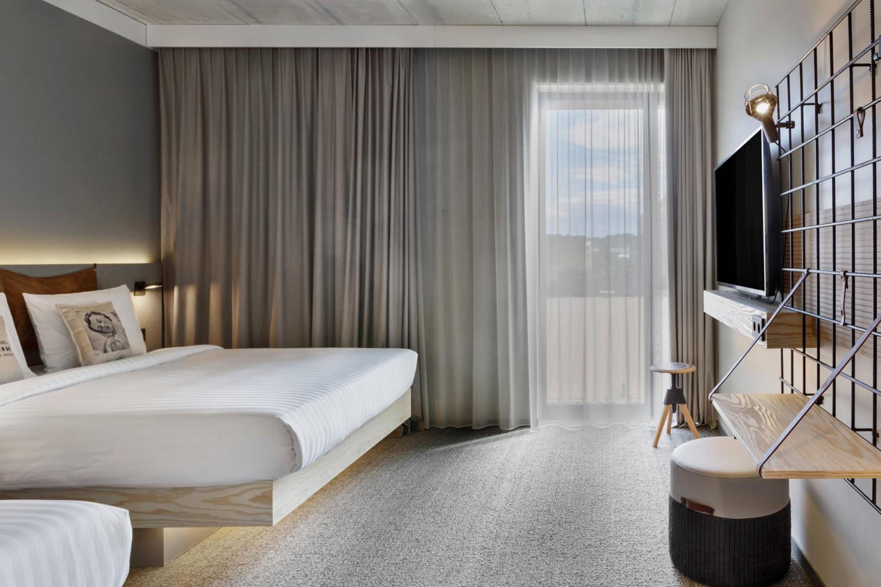Moxy Family Sleeper, Guest room, 1 Queen - Photo 2