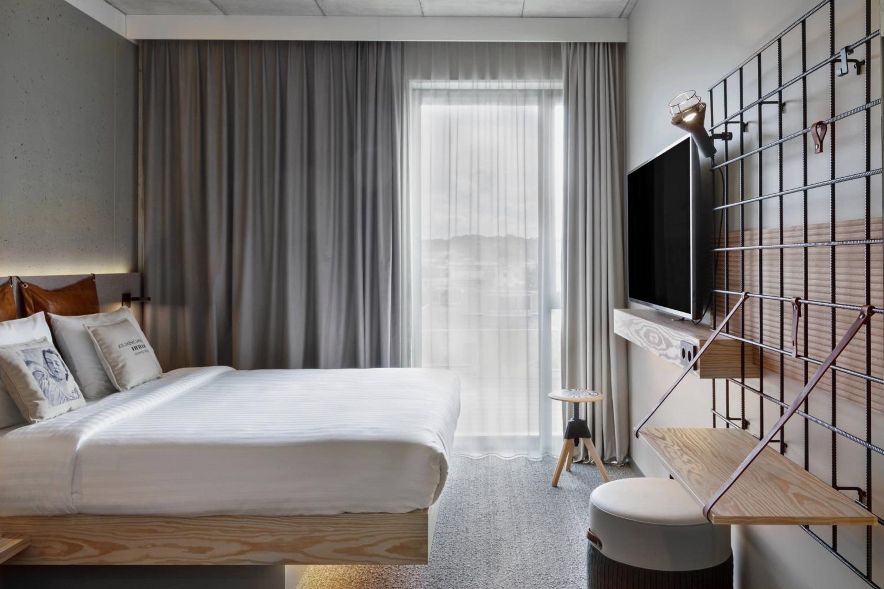 Moxy Queen Sleeper, Guest room, 1 Double