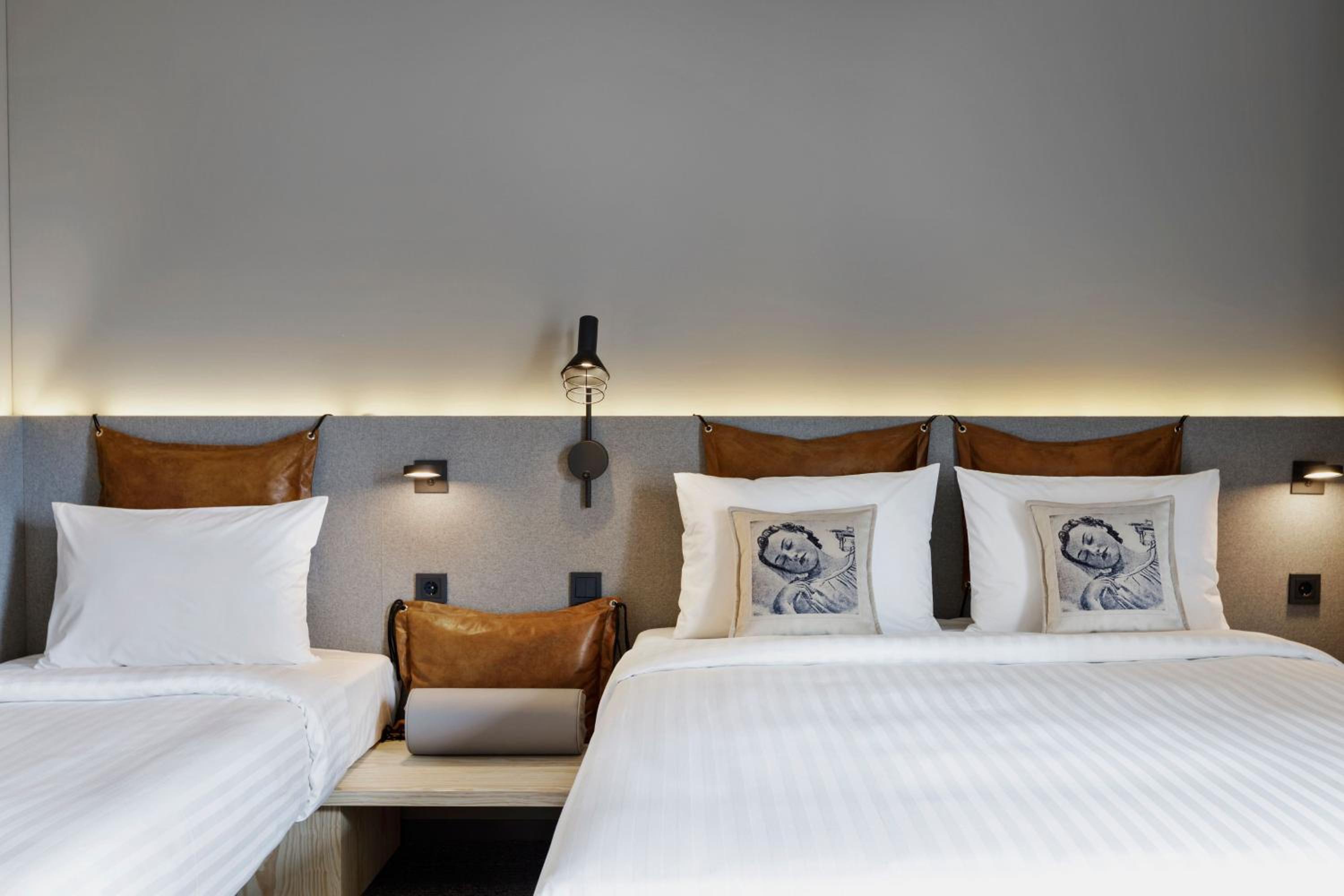 Moxy Family Sleeper, Guest room, 1 Queen - Photo 3
