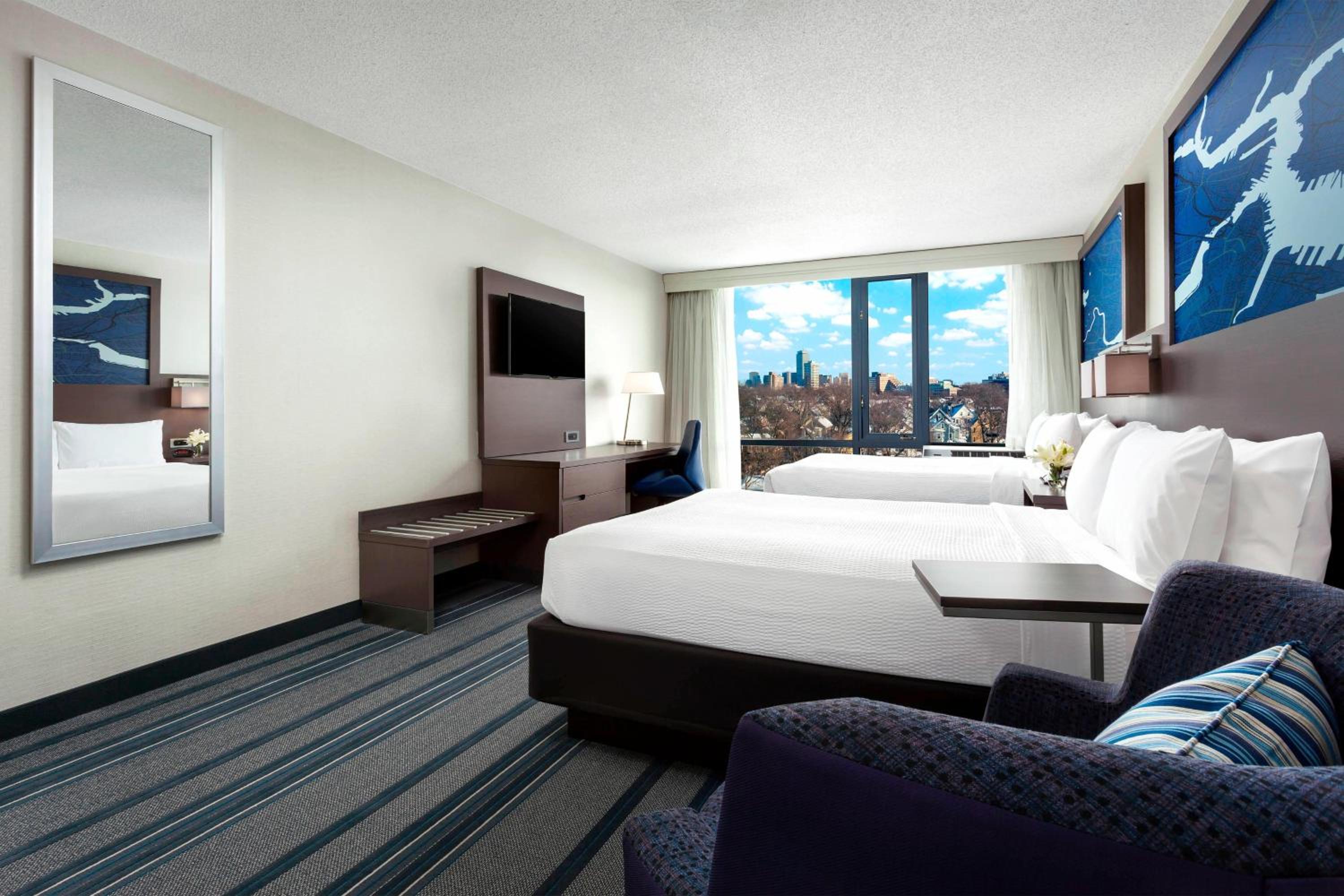 Queen Room with Two Queen Beds thumbnail 5