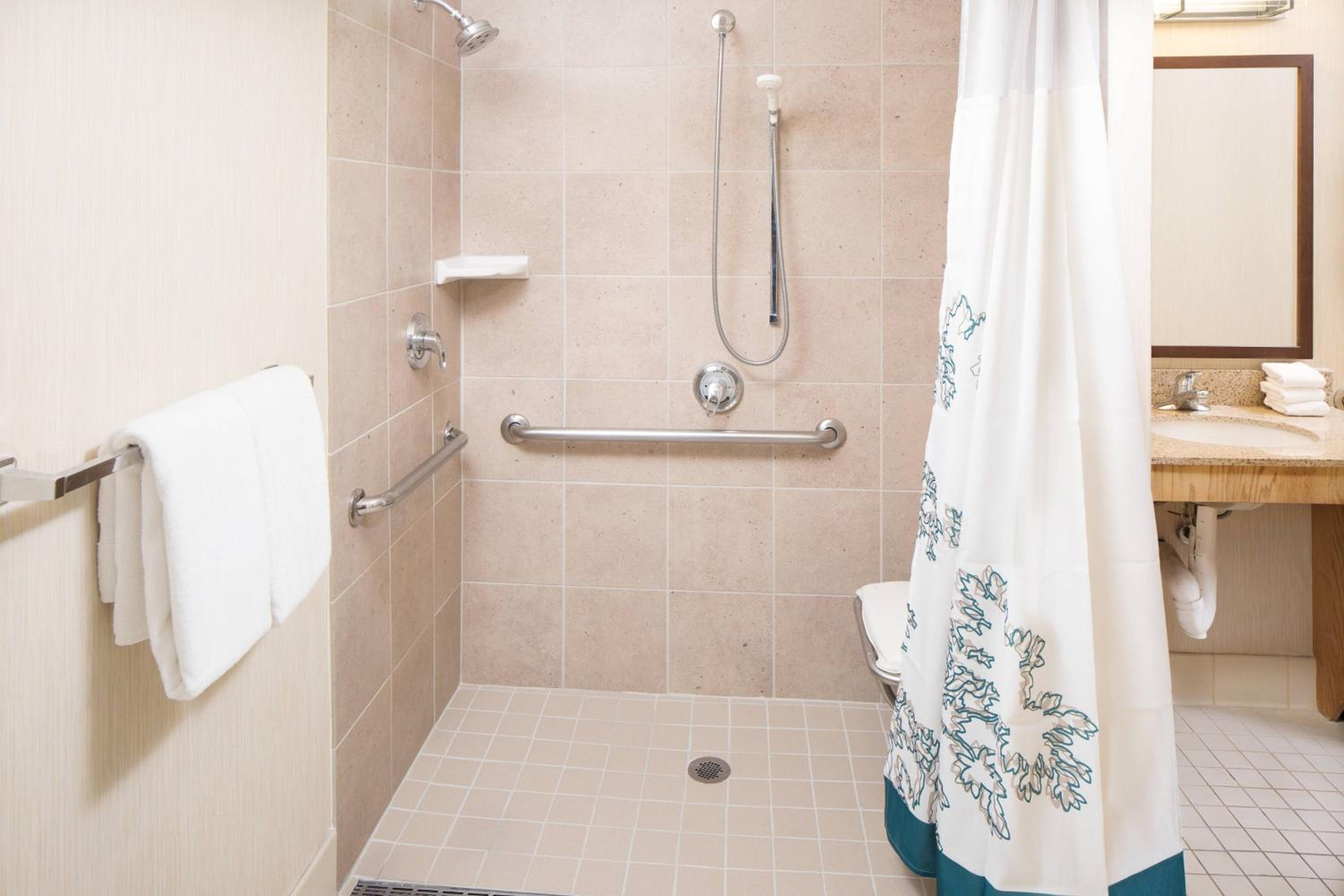 Queen Studio With Sofa Bed And Adapted Tub - Mobility And Hearing Accessible photo 2