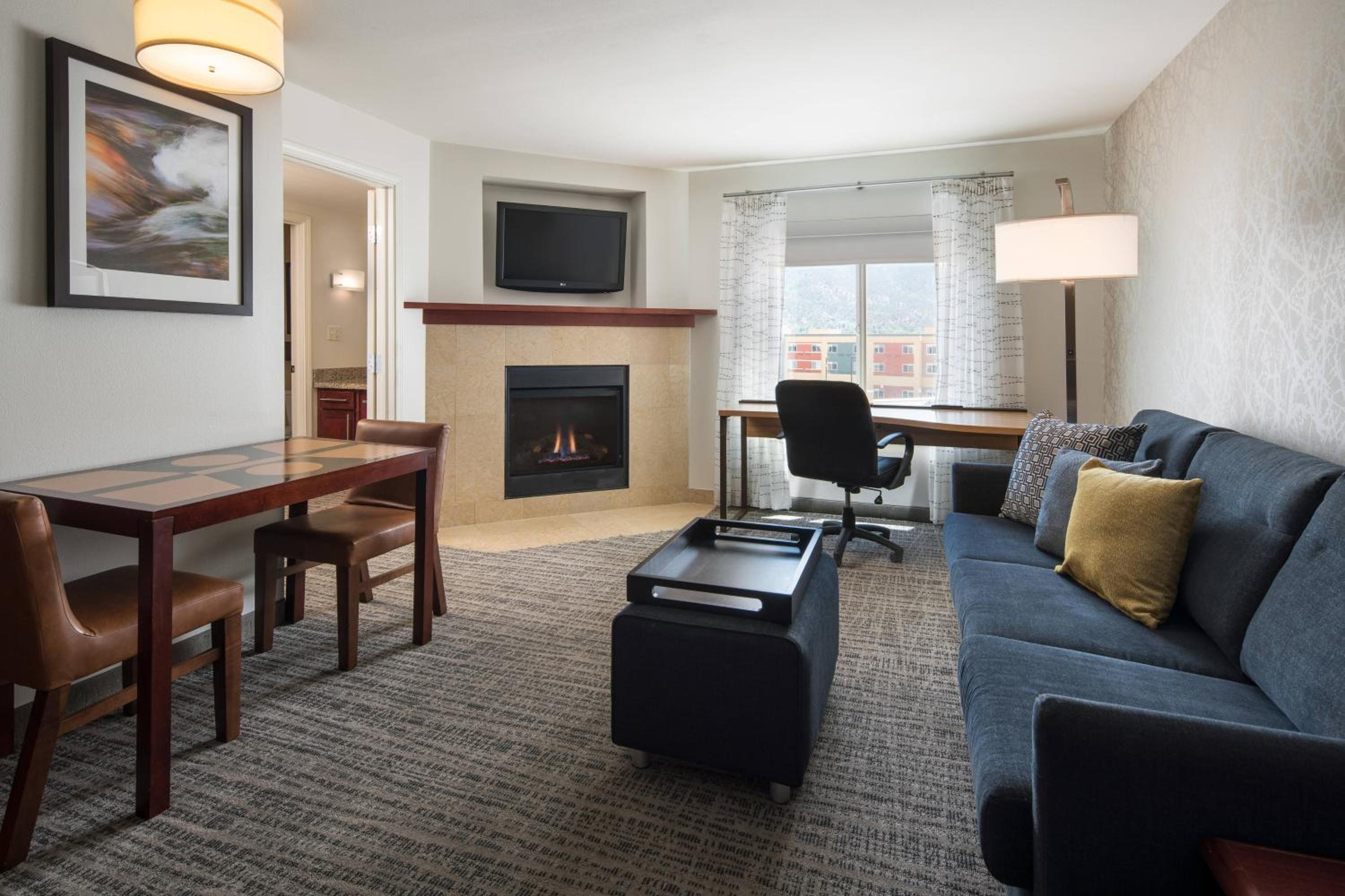 One-Bedroom King Corner Suite with Mountain View - Photo 5