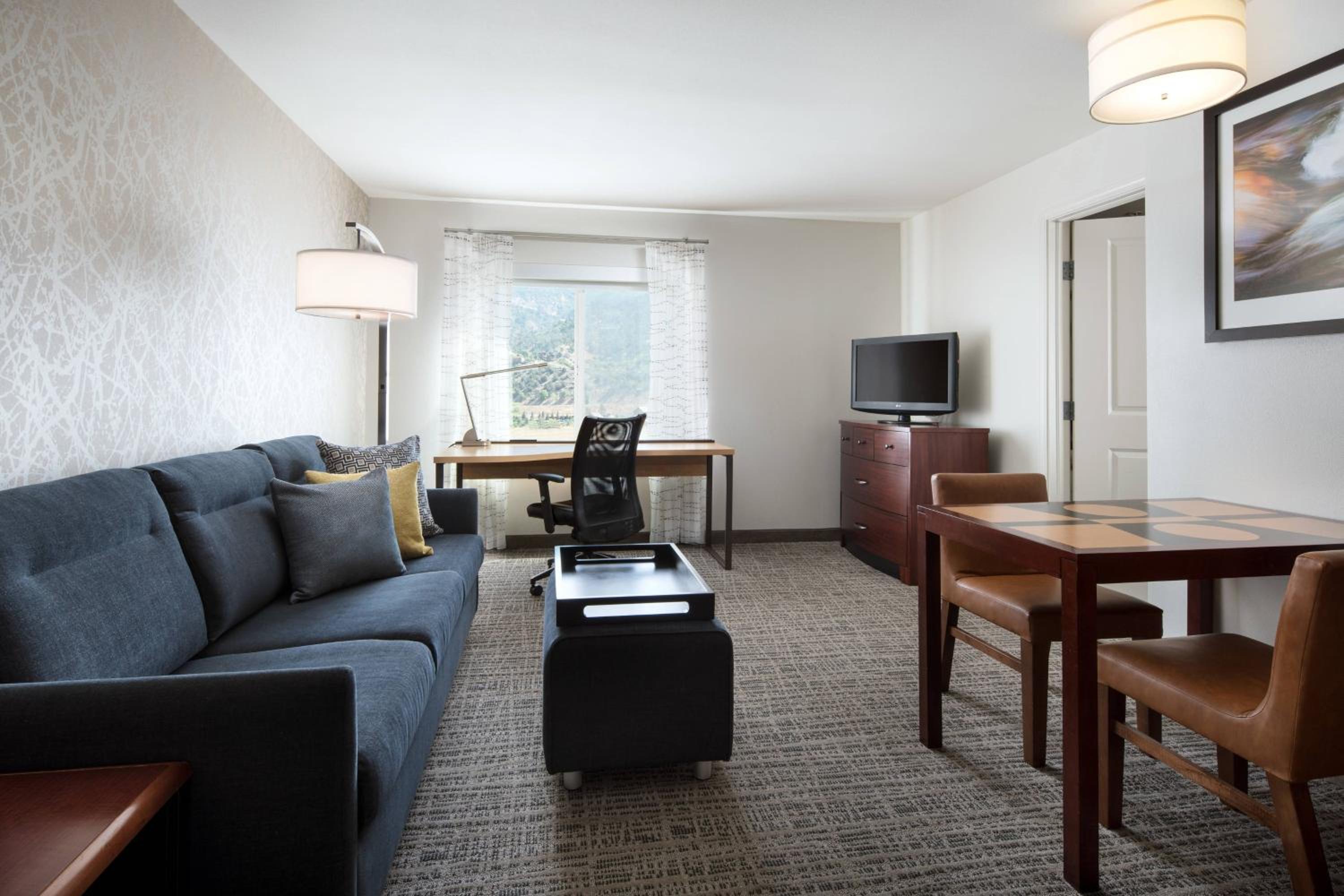 One-Bedroom King Suite with Mountain View - Photo 8