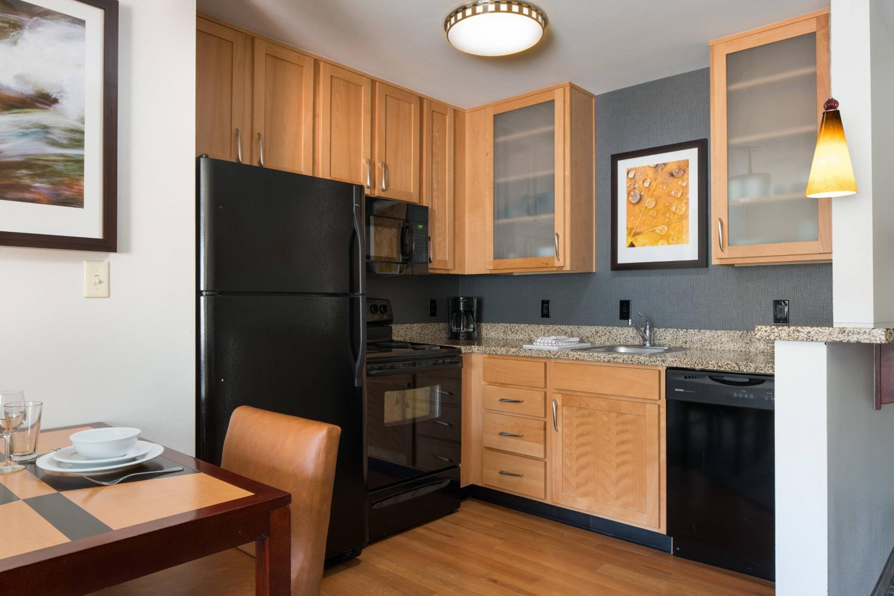 One-Bedroom King Suite with Mountain View - Photo 7