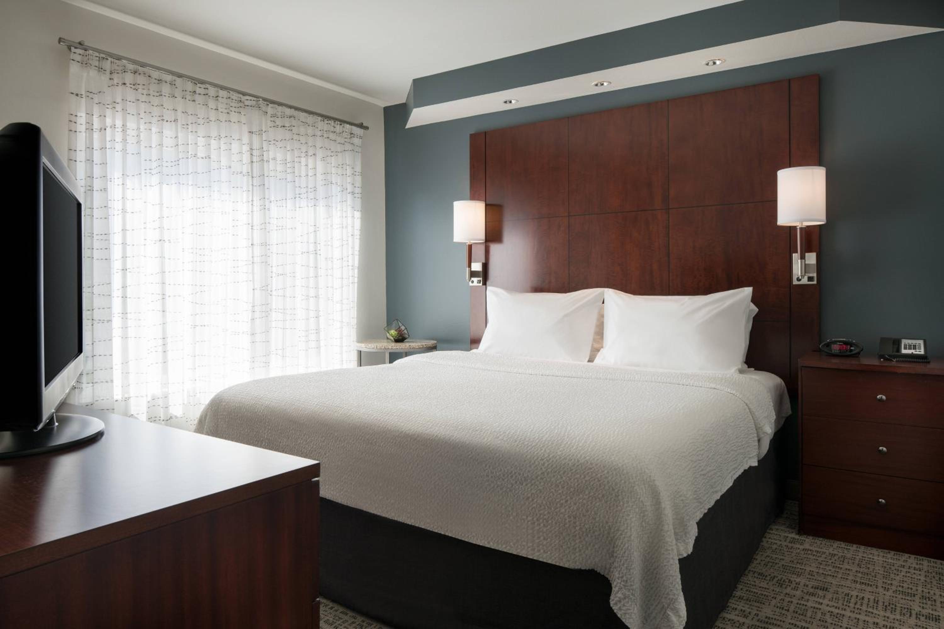 One-Bedroom King Suite with Mountain View - Photo 6