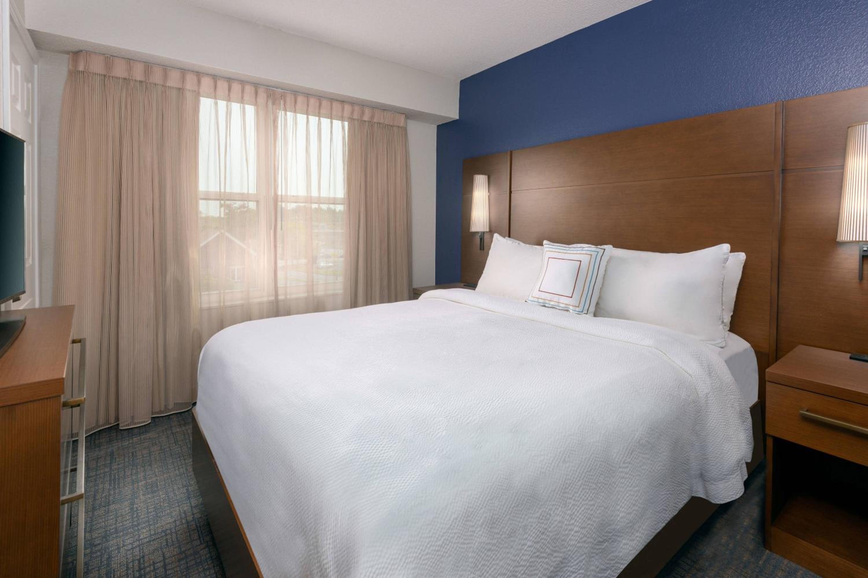 One-Bedroom Queen Suite with Sofa Bed - Photo 4