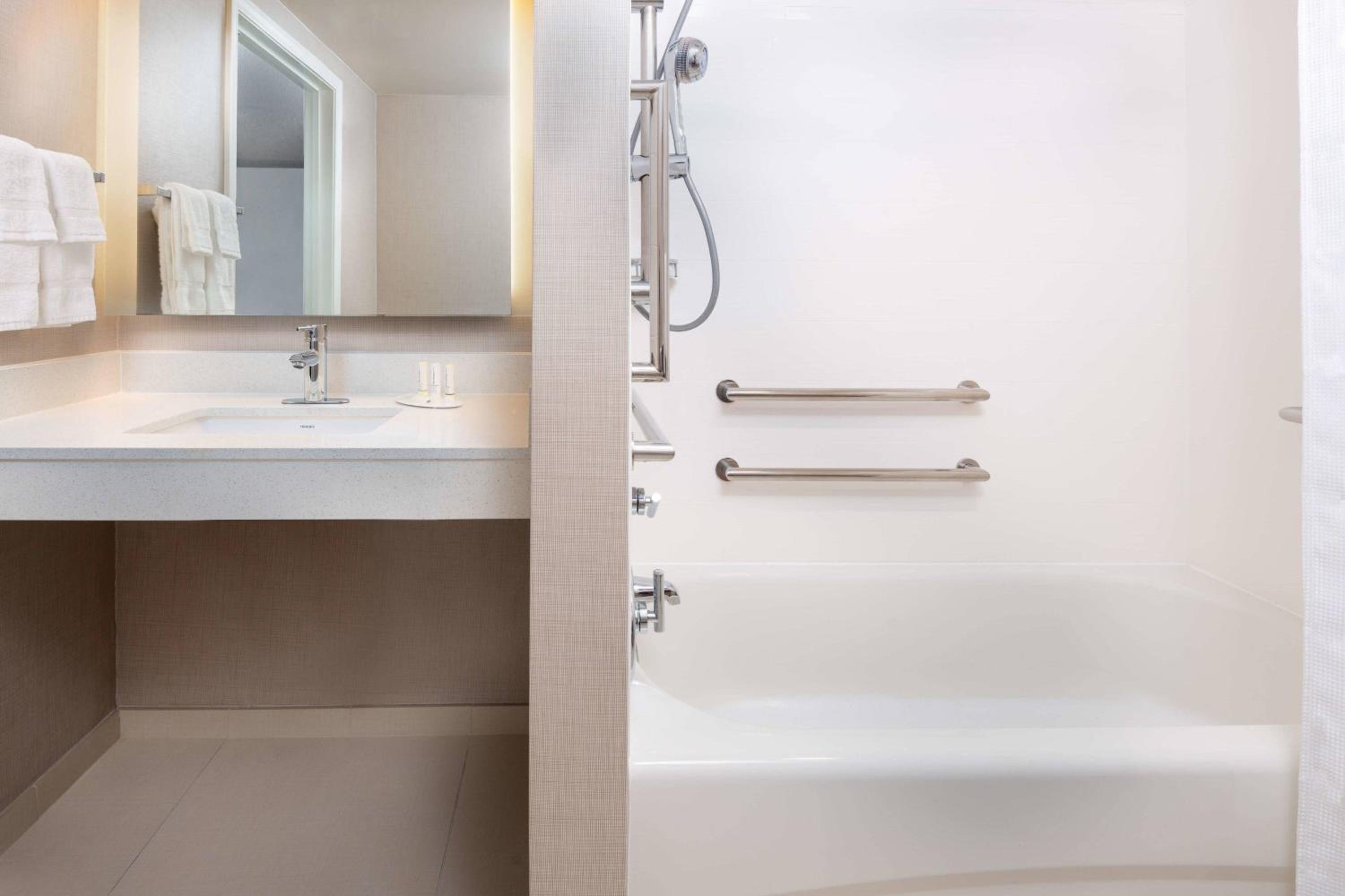 Queen Studio with Sofa Bed - Photo 7