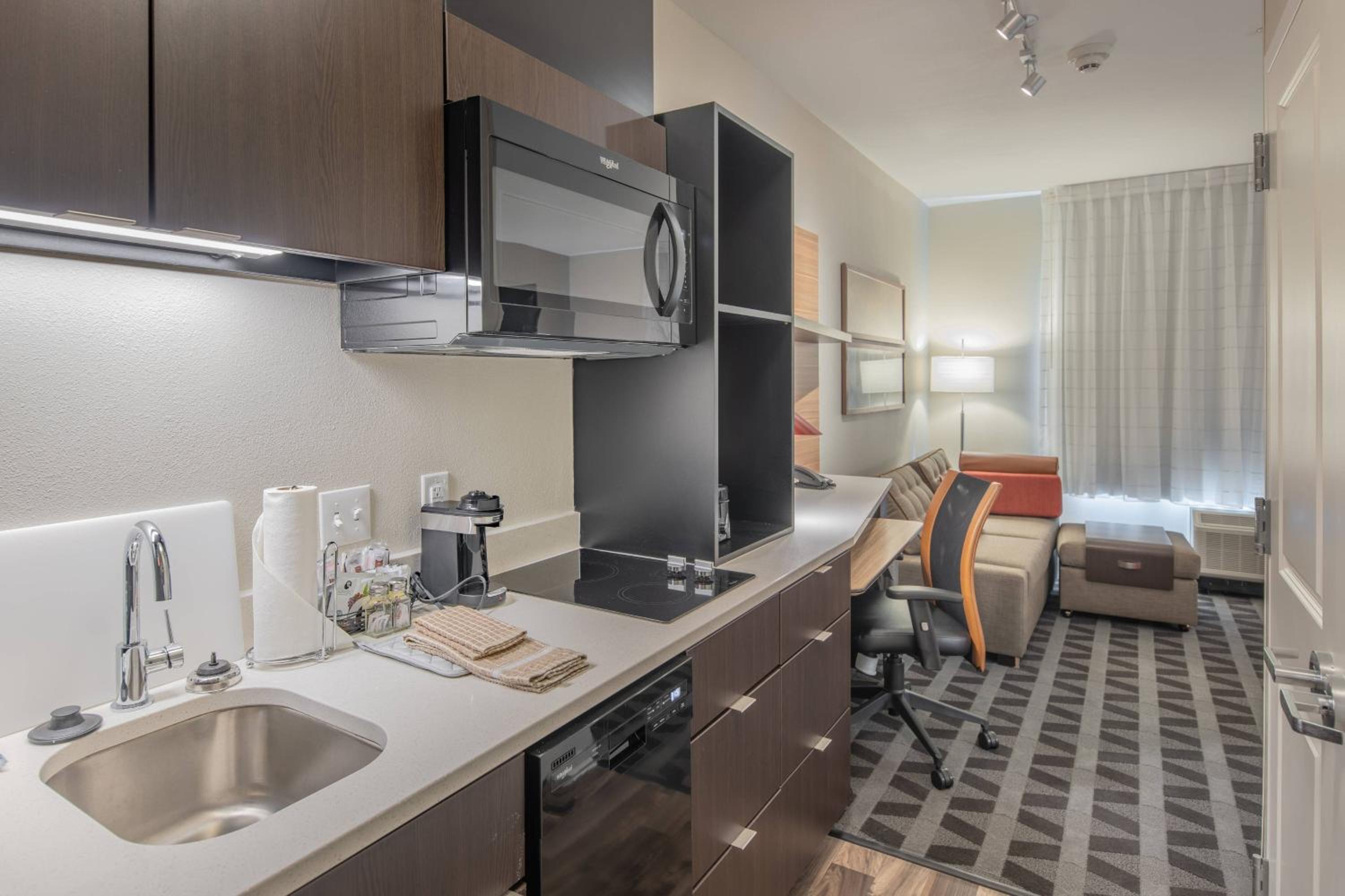 1 Bedroom Suite, 1 King, Sofa bed - Photo 4