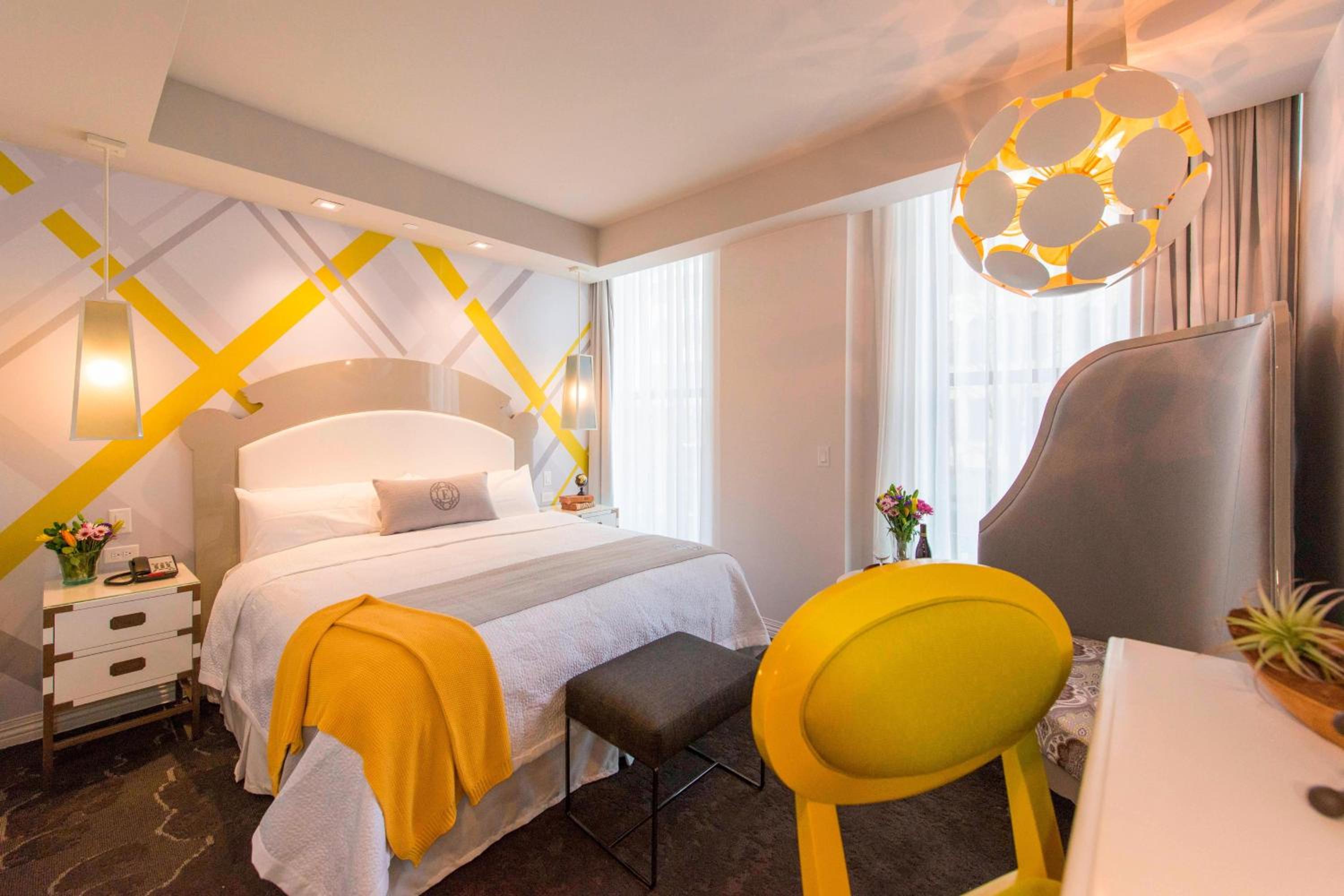 King Room with City View and Adapted Tub - Mobility Accessible photo 3