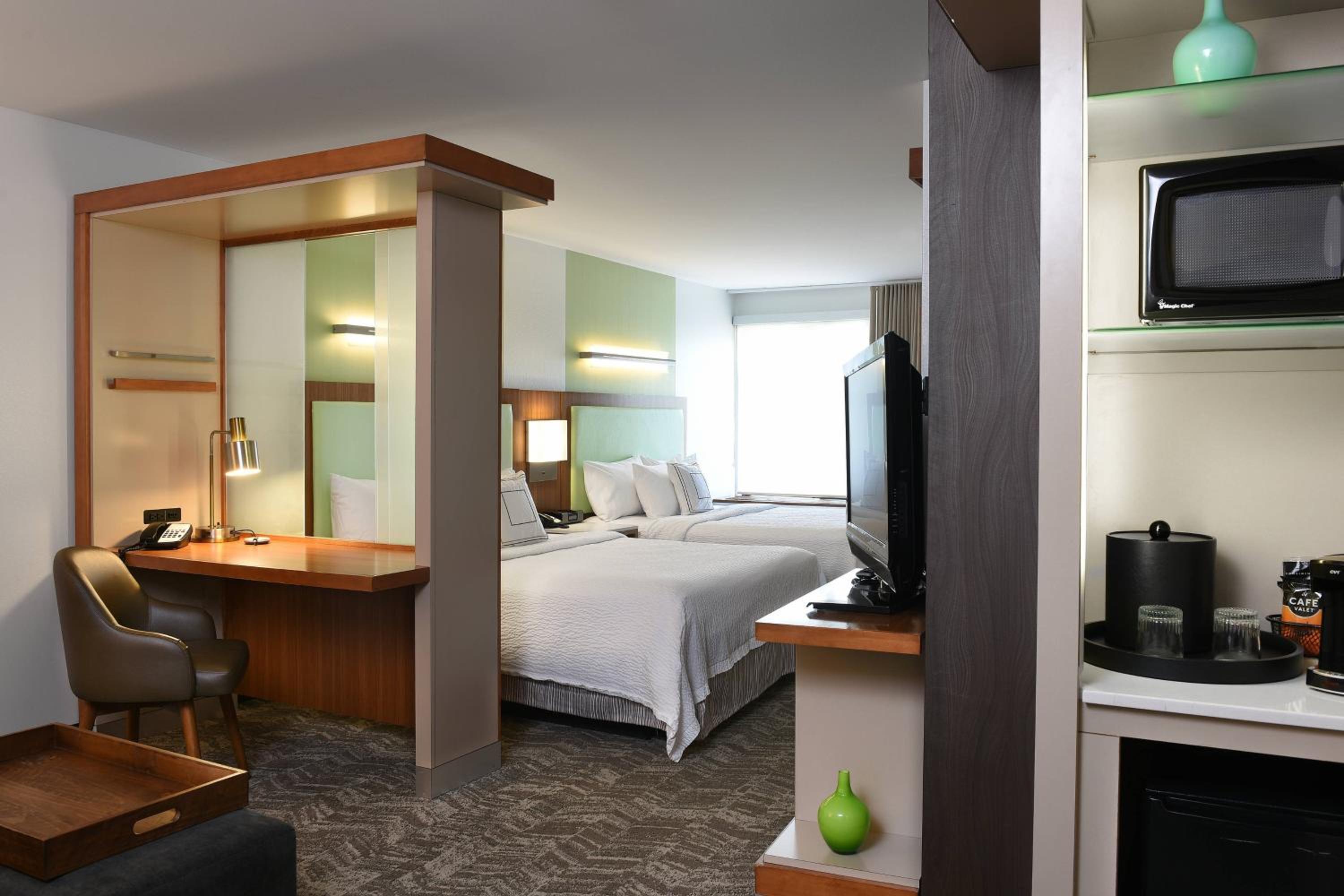 Queen Suite with Sofa Bed - Photo 2