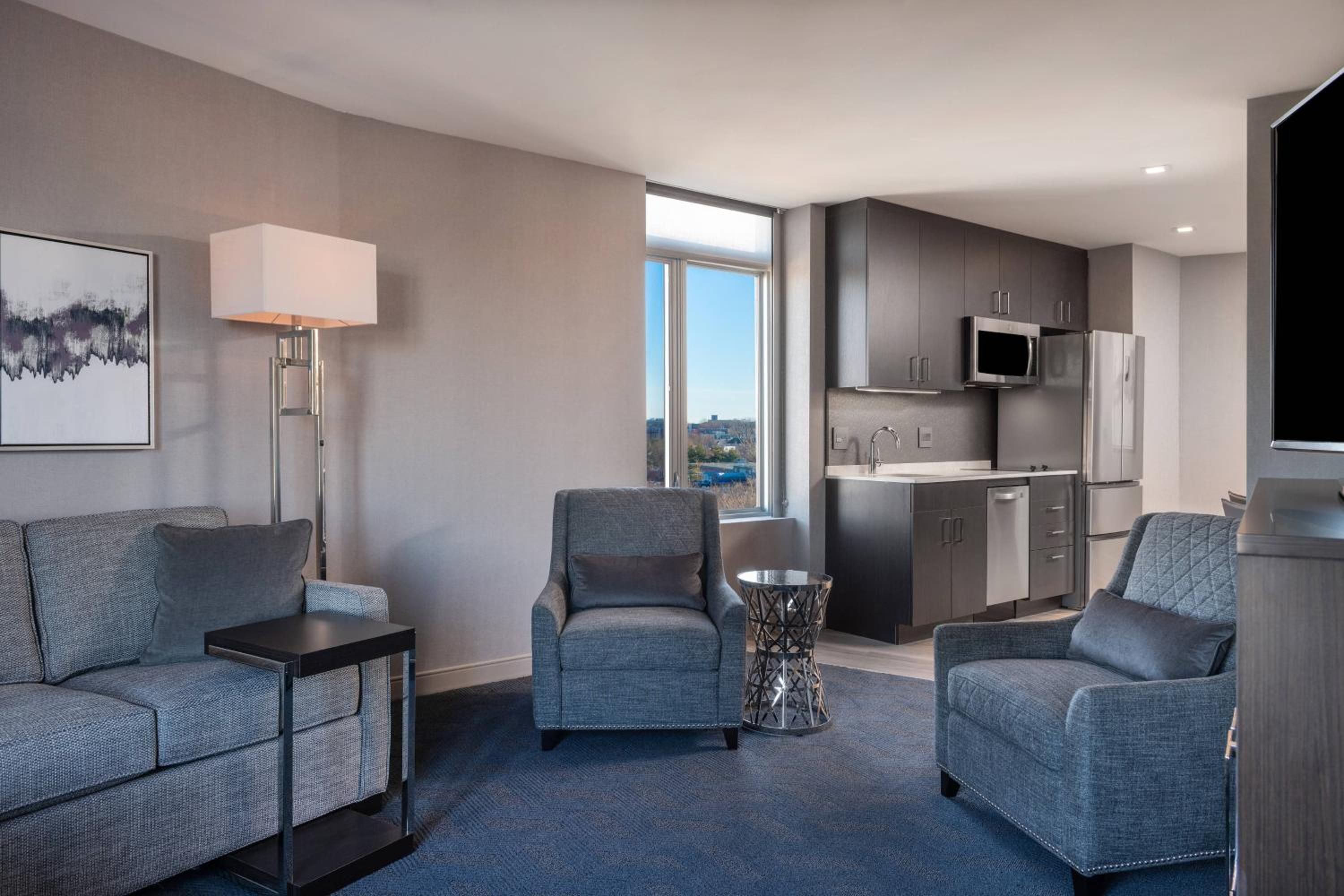 One-Bedroom King Suite with Sofa Bed photo 2