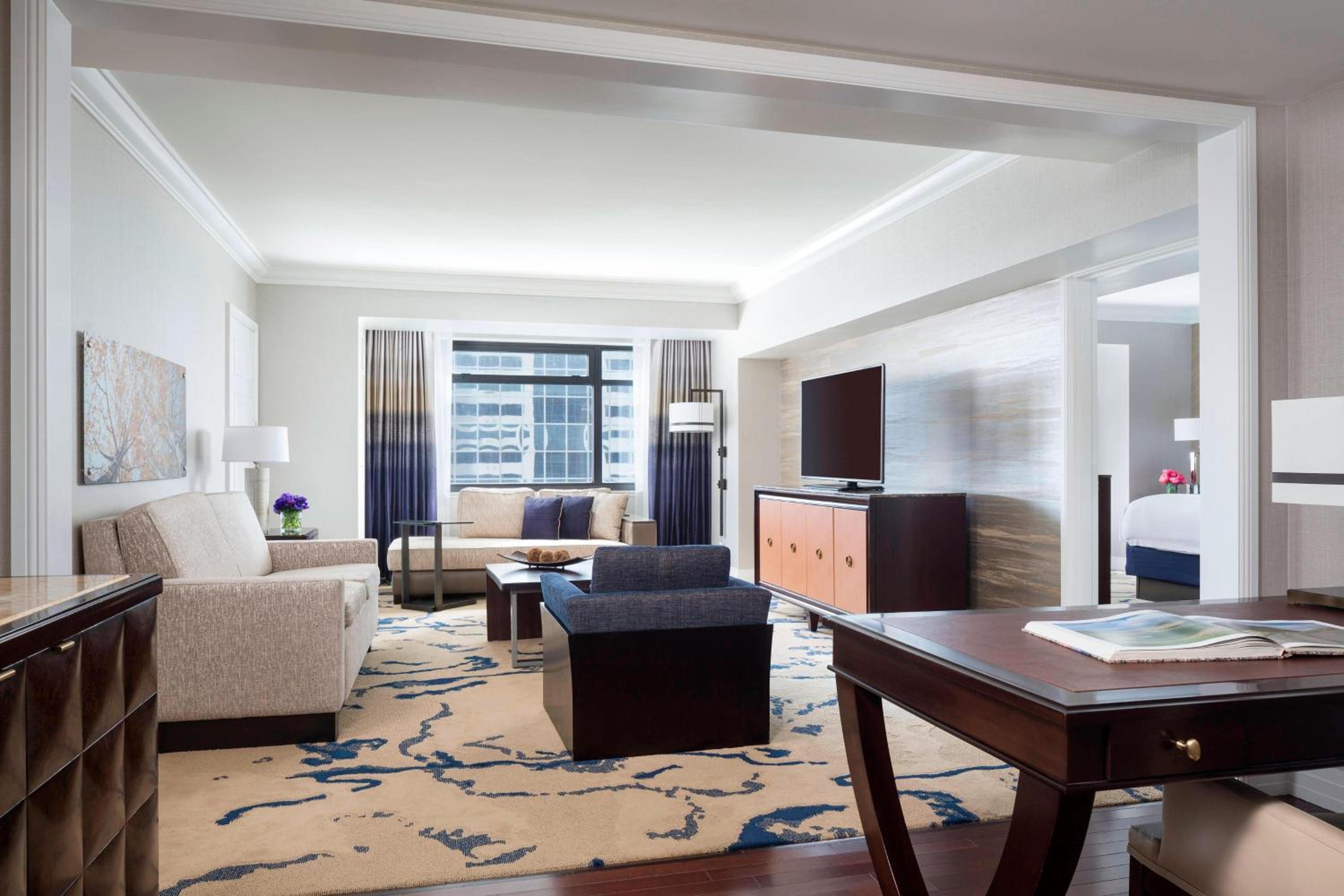 One-Bedroom Luxury King Suite - High Floor - Photo 4