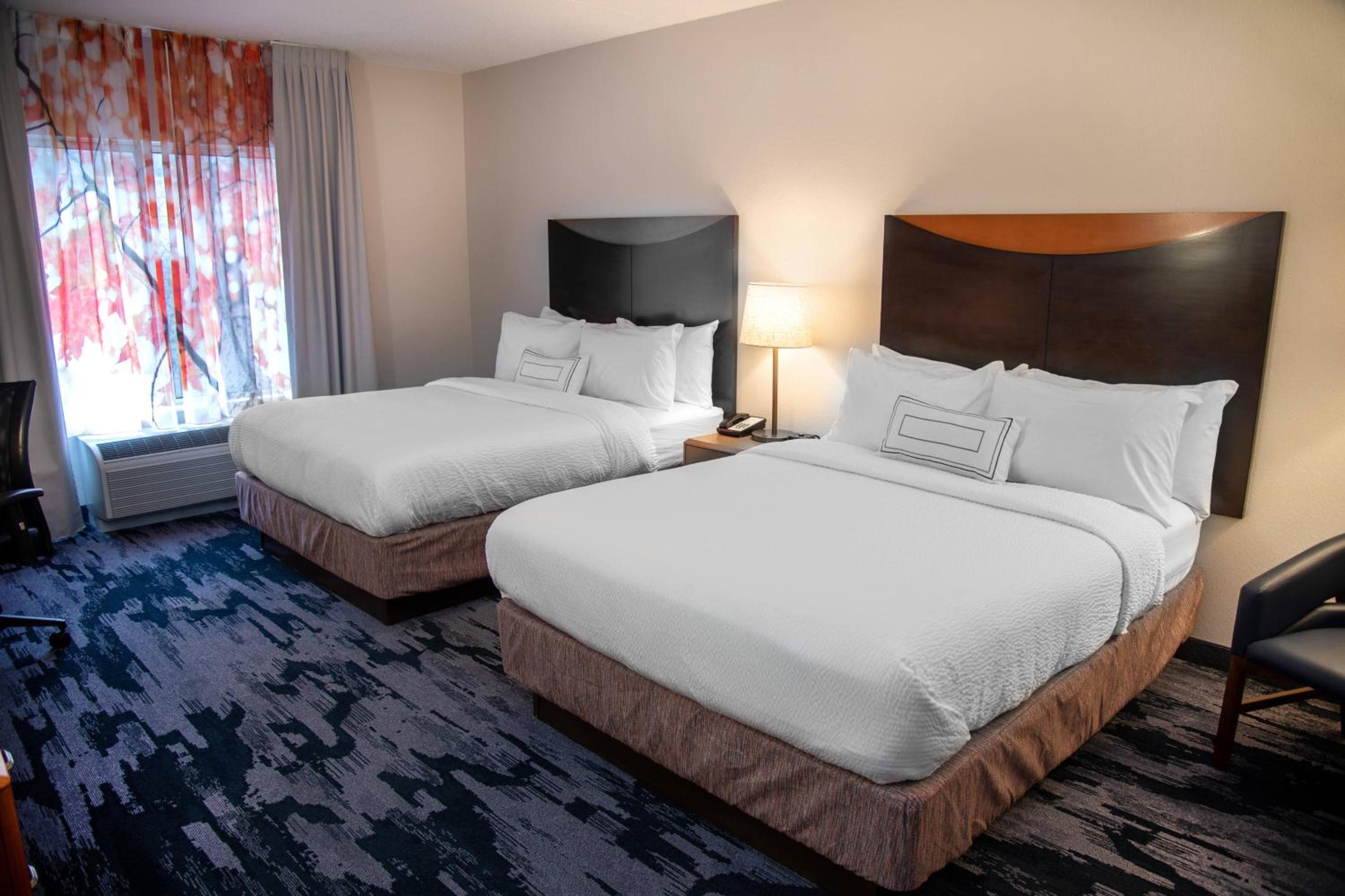 Queen Room with Two Queen Beds - Photo 2