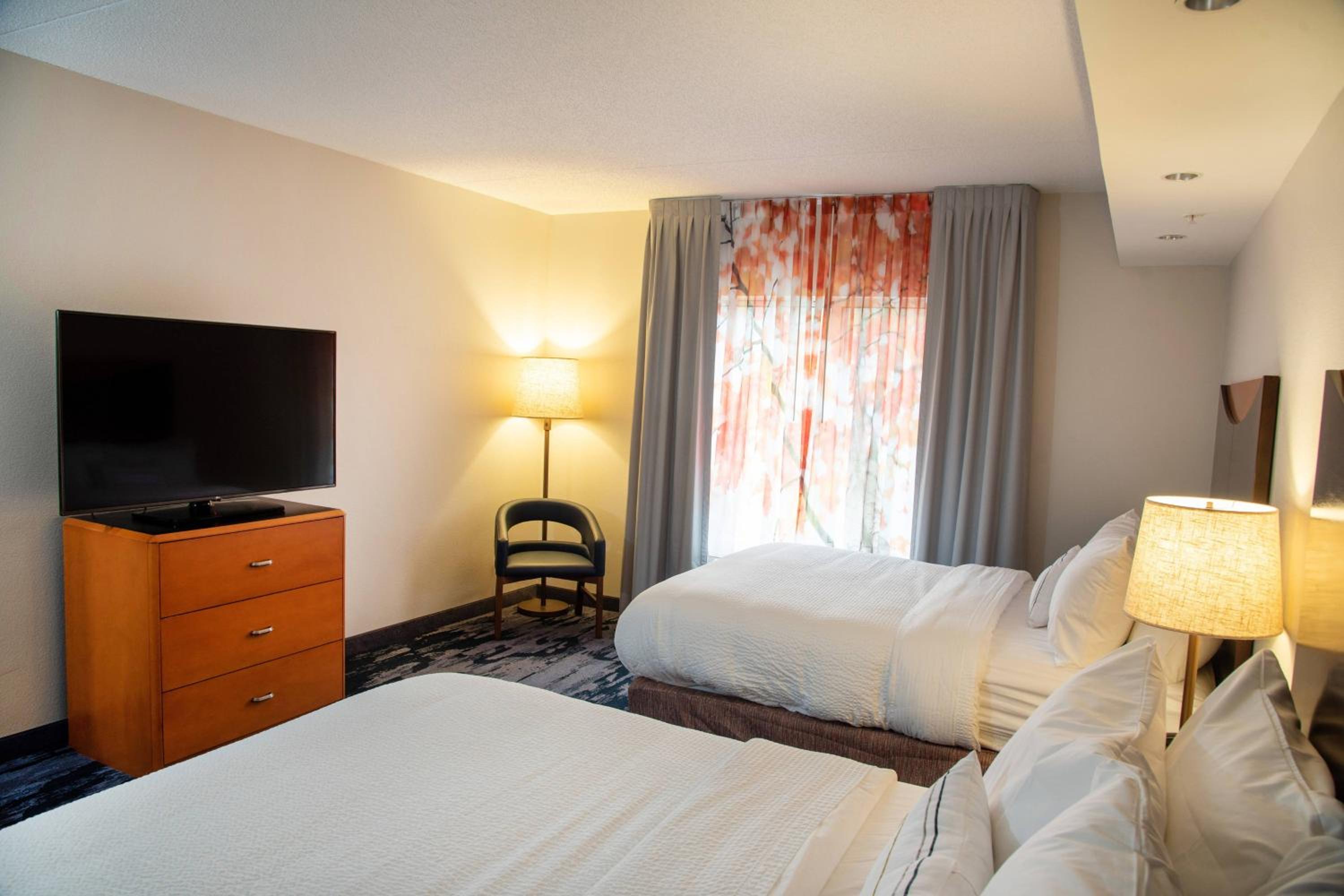 Queen Room with Two Queen Beds - Photo 4