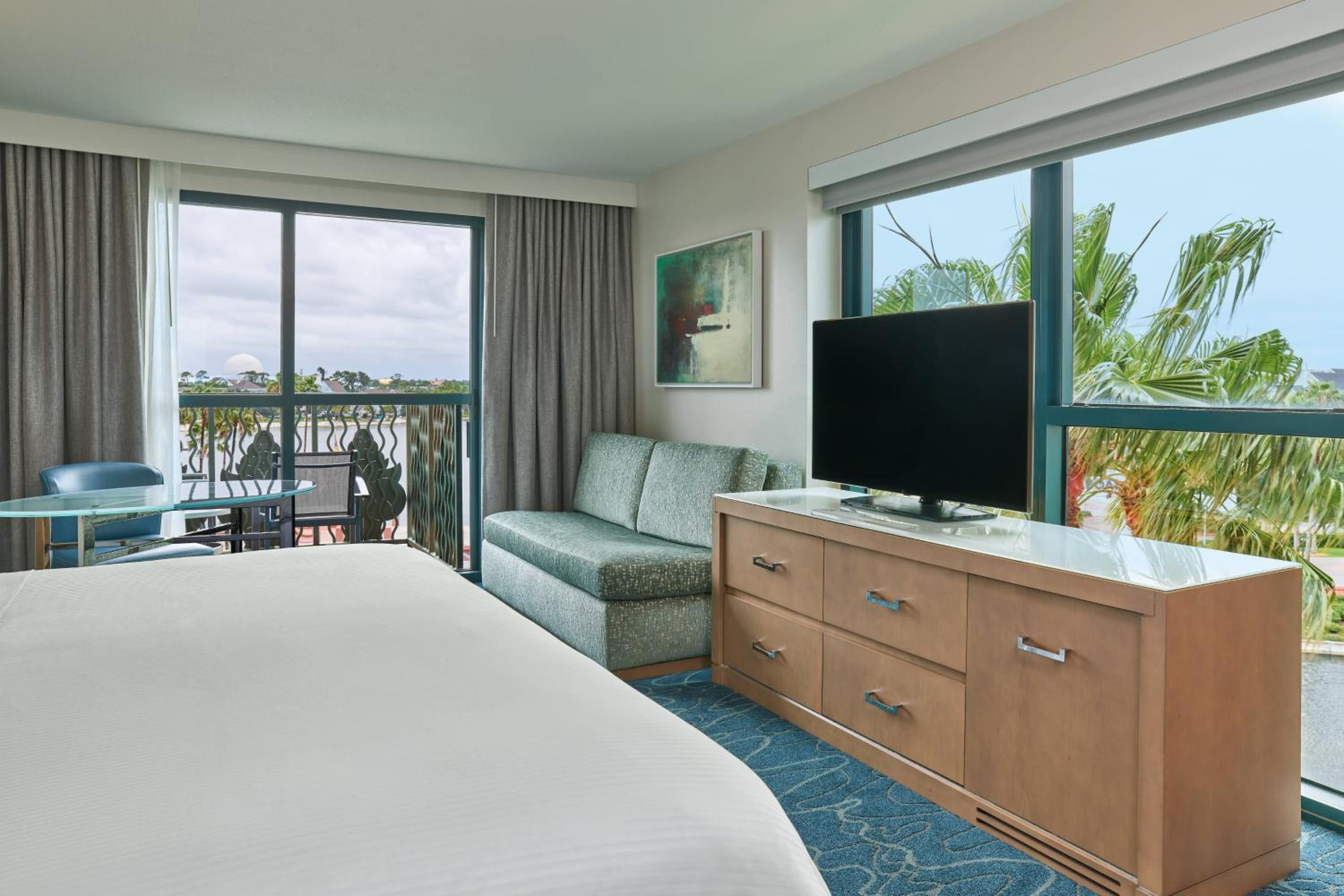 Guest Room with One King Bed and Balcony (Non Smoking) - Photo 3