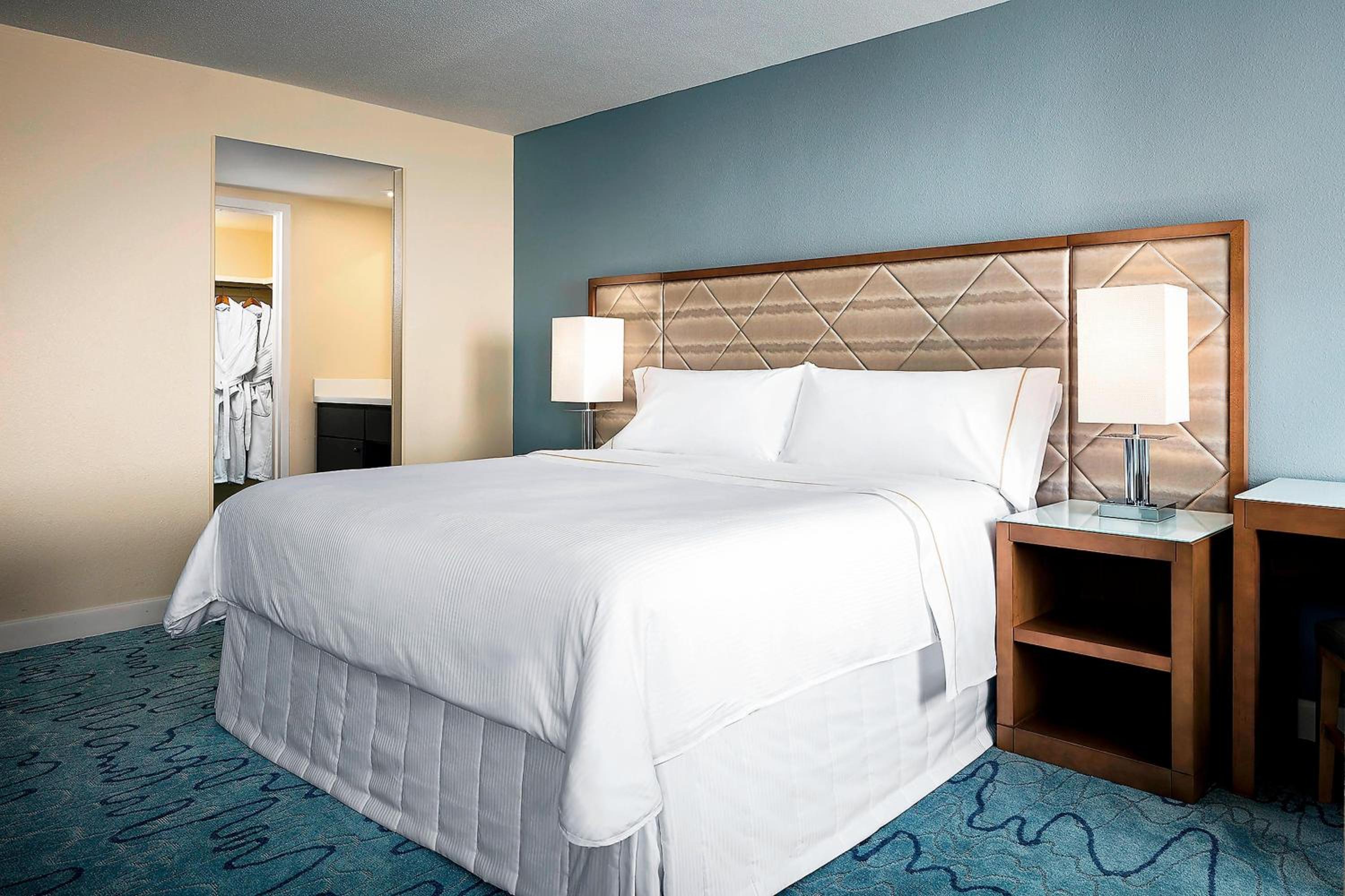 Deluxe Alcove King, Junior Suite, 1 King, Sofa bed (Includes Early Entry To Disney Theme Parks)