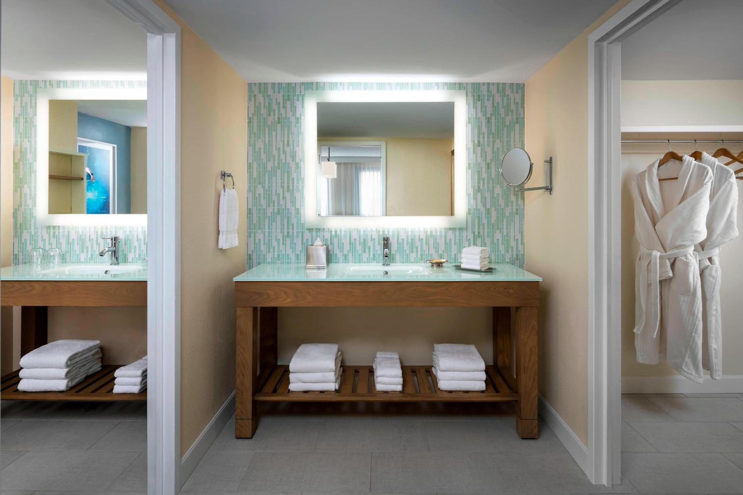 Deluxe Alcove King, Junior Suite, 1 King, Sofa bed (Includes Early Entry To Disney Theme Parks)