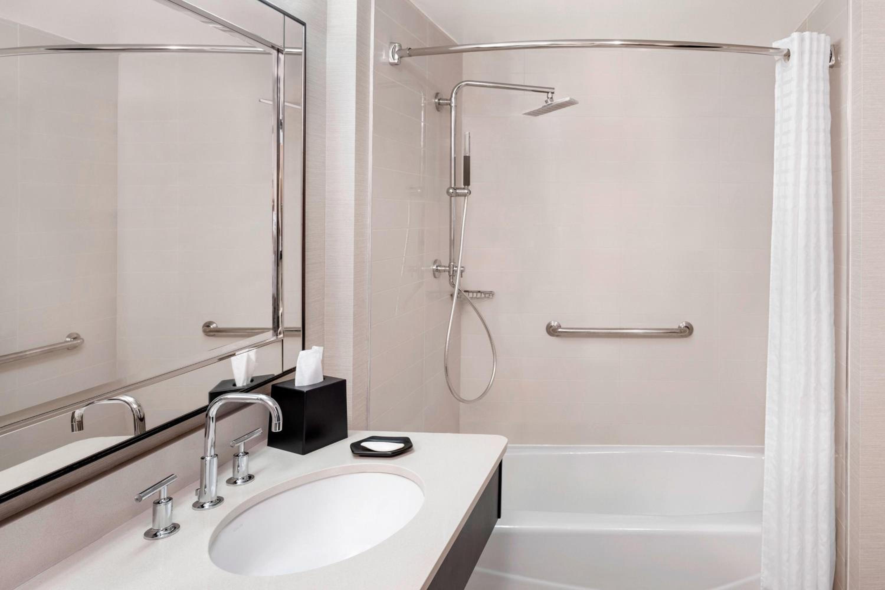 Traditional, Guest room, 1 King - Photo 7