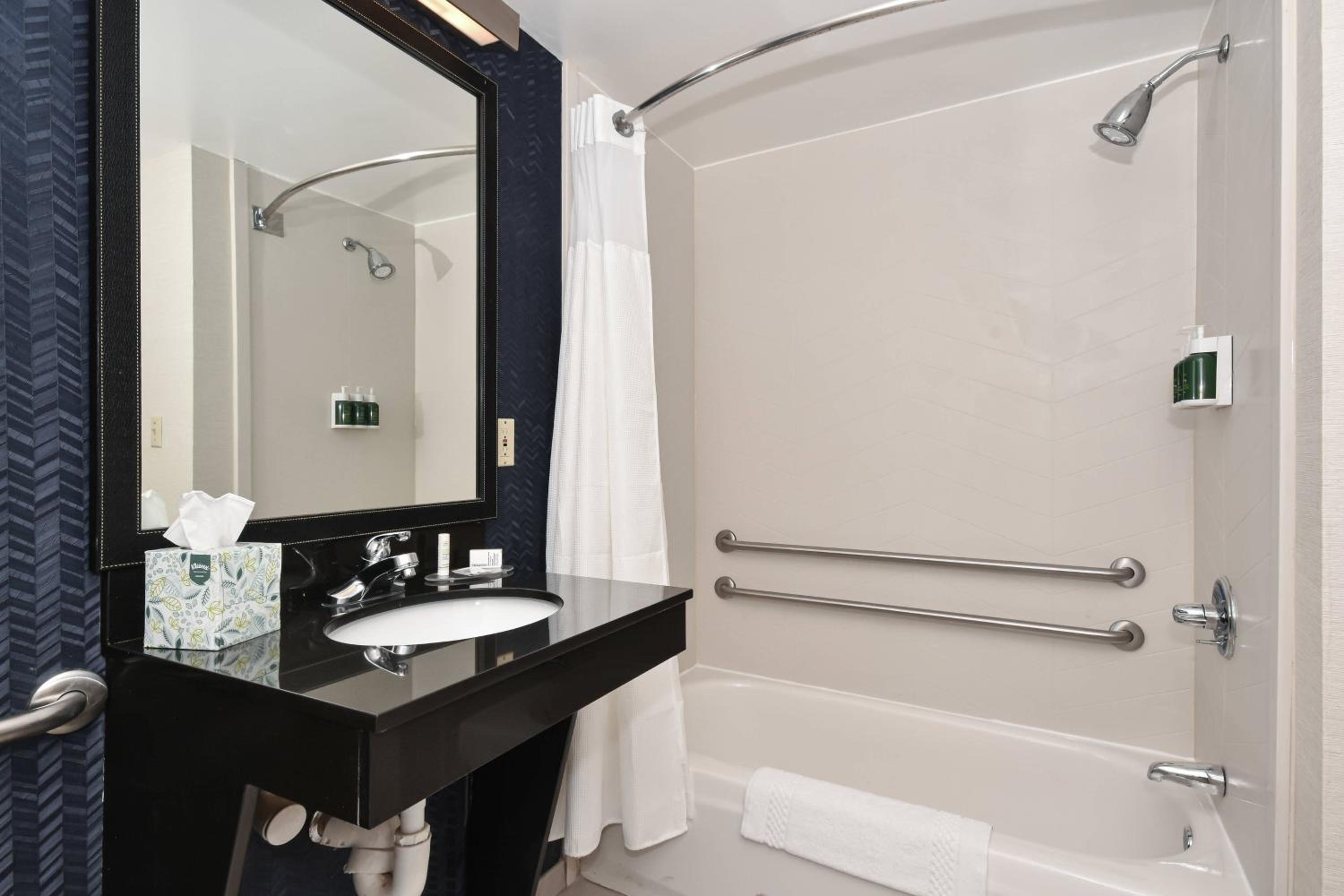Queen Room with Two Queen Beds - Photo 3