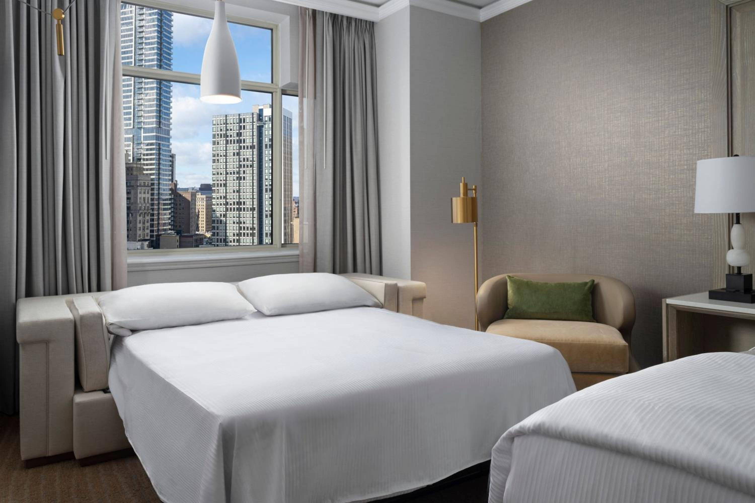 Deluxe King Room with City View - Photo 2