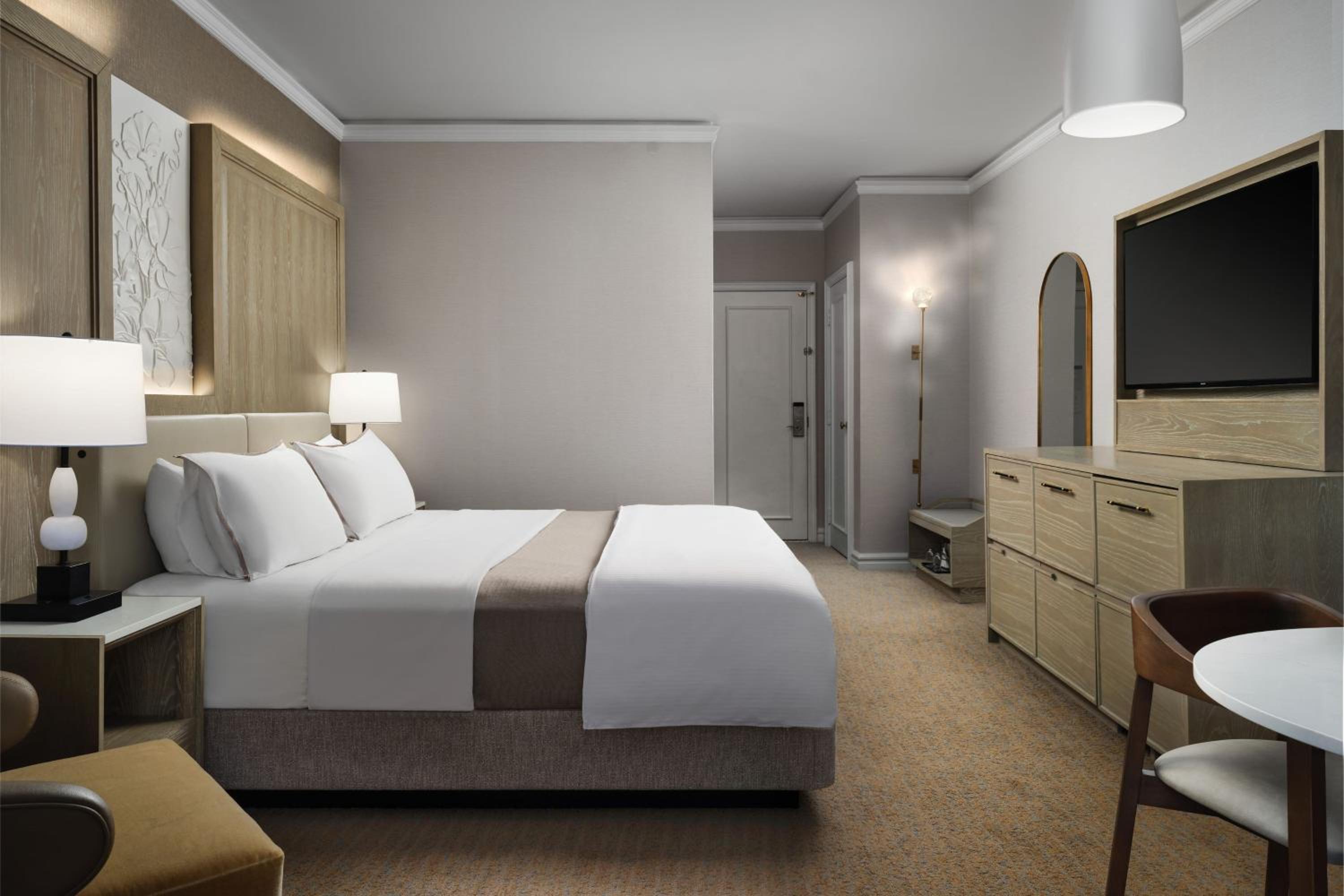 Deluxe King Room with City View - Photo 6