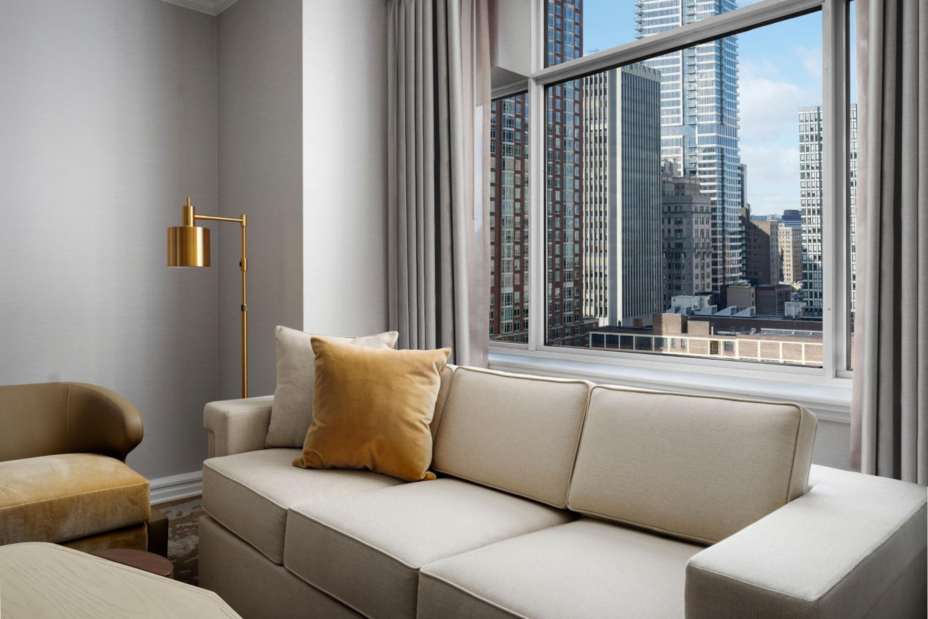 Executive Suite - Photo 2